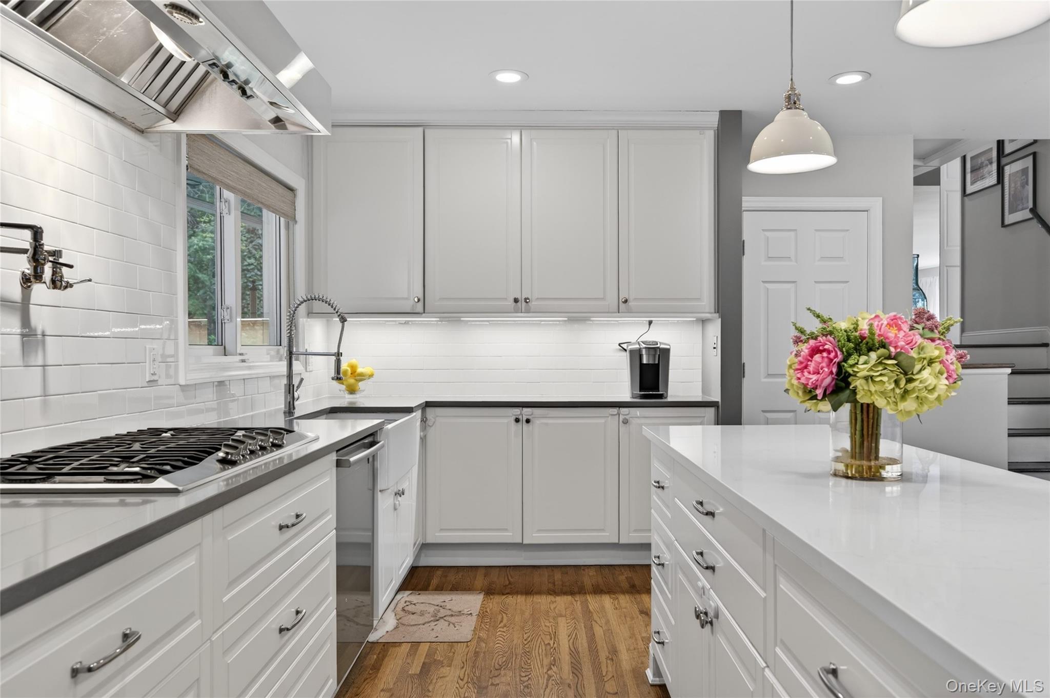 34 Bridge Road Manhasset, NY 11030 - Photo 11 of 31