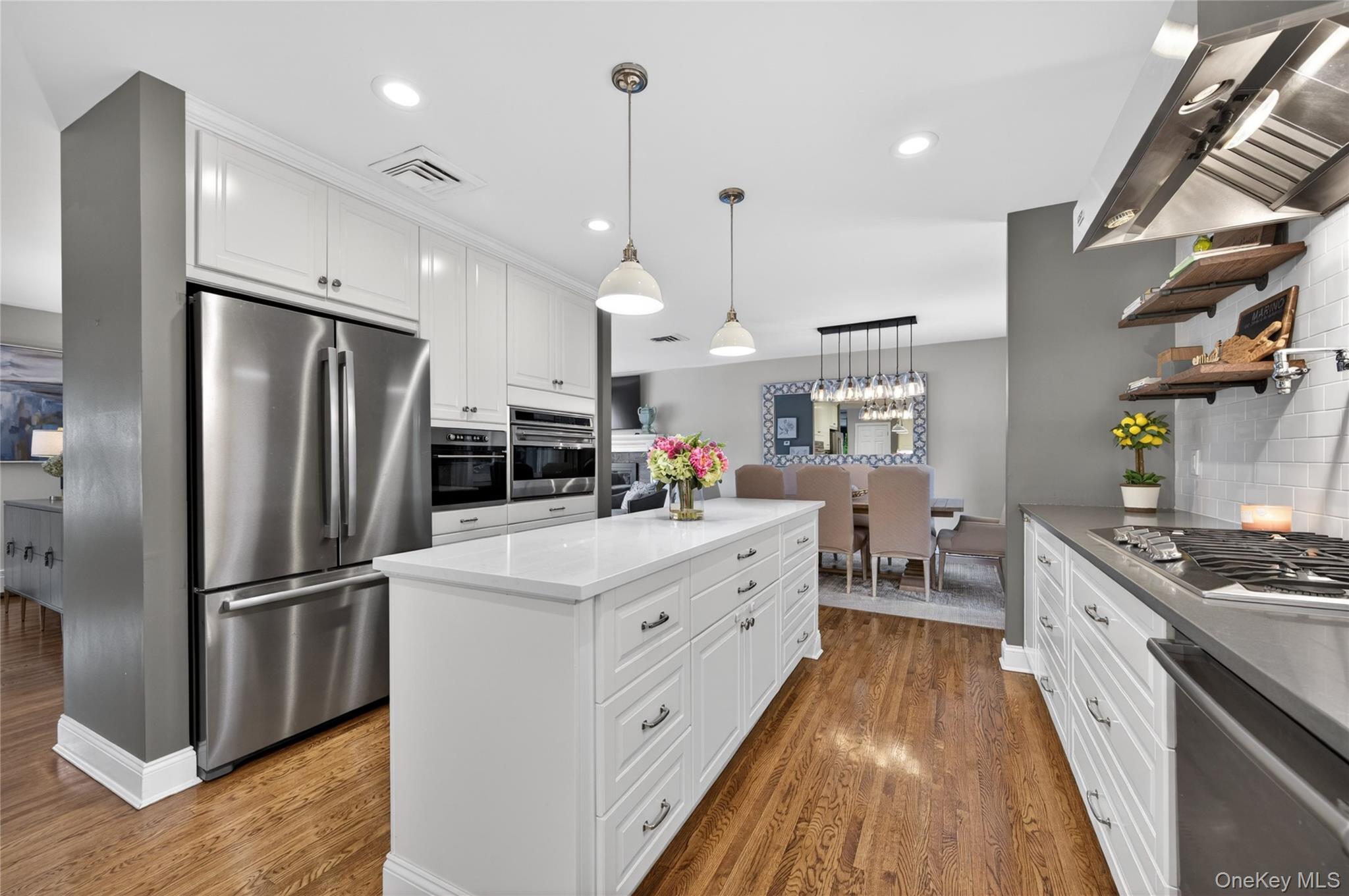 34 Bridge Road Manhasset, NY 11030 - Photo 12 of 31