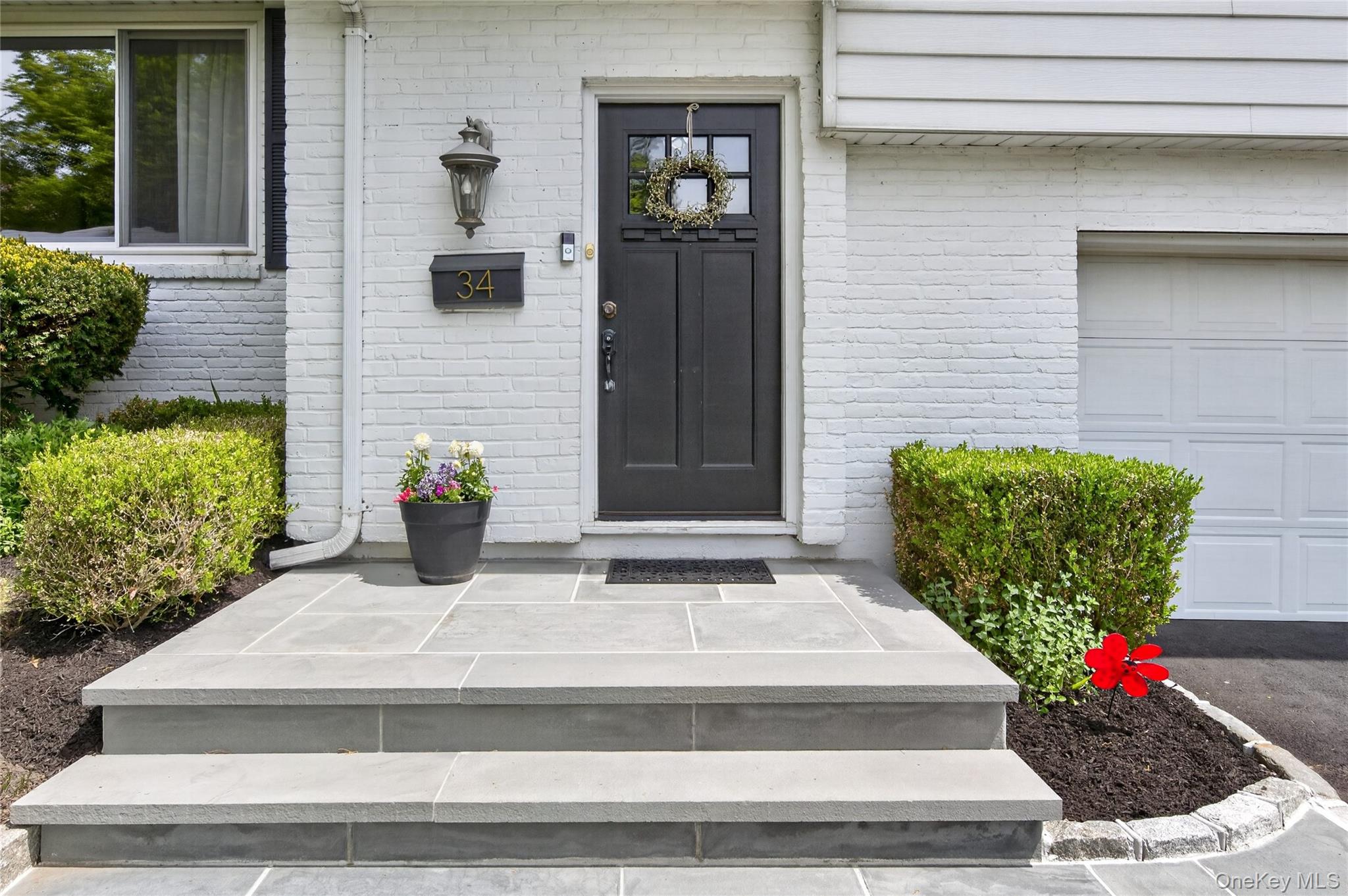 34 Bridge Road Manhasset, NY 11030 - Photo 2 of 31