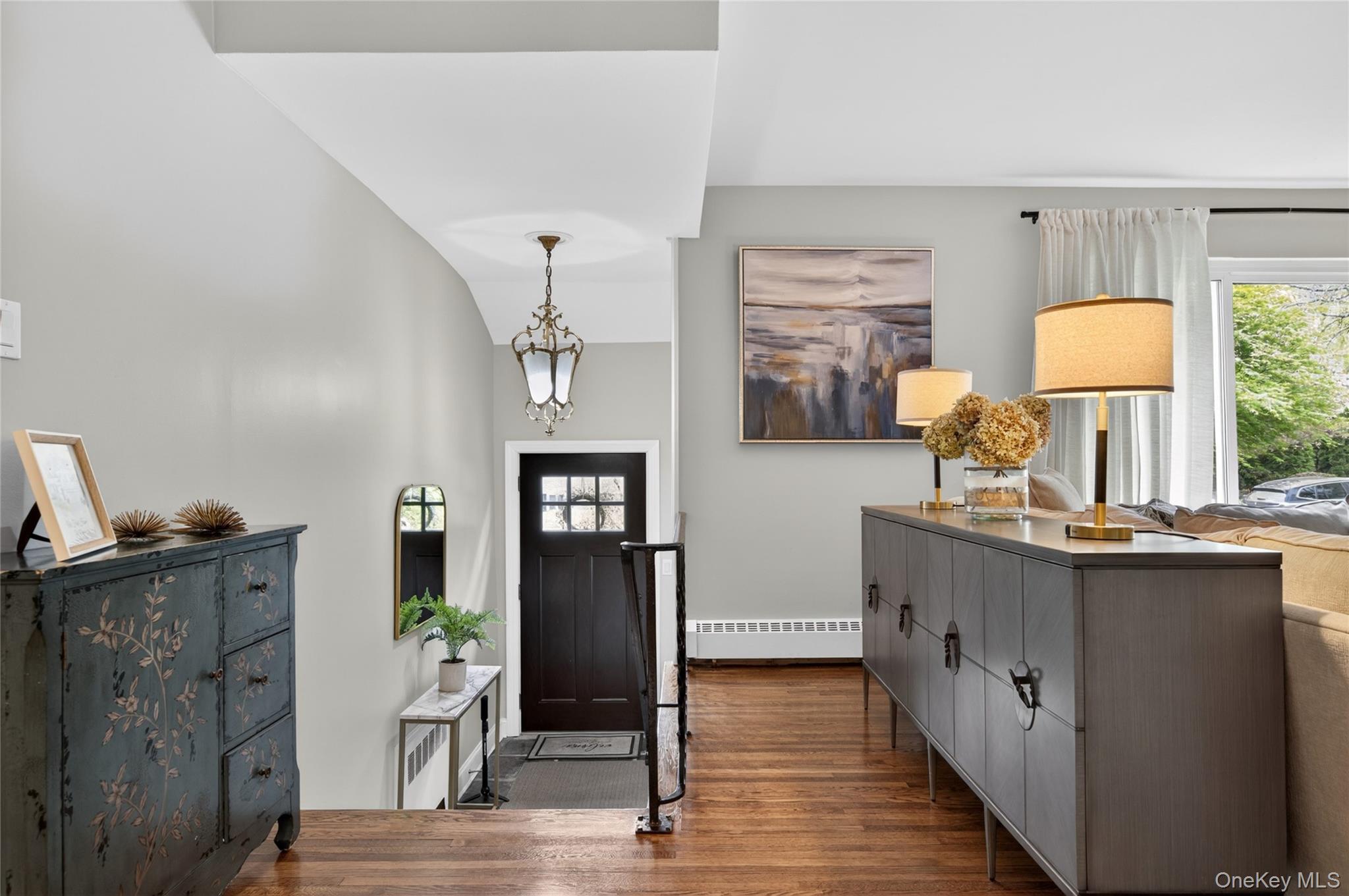34 Bridge Road Manhasset, NY 11030 - Photo 3 of 31