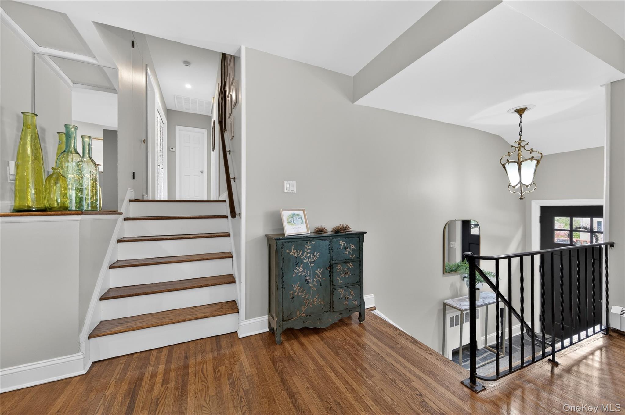 34 Bridge Road Manhasset, NY 11030 - Photo 4 of 31