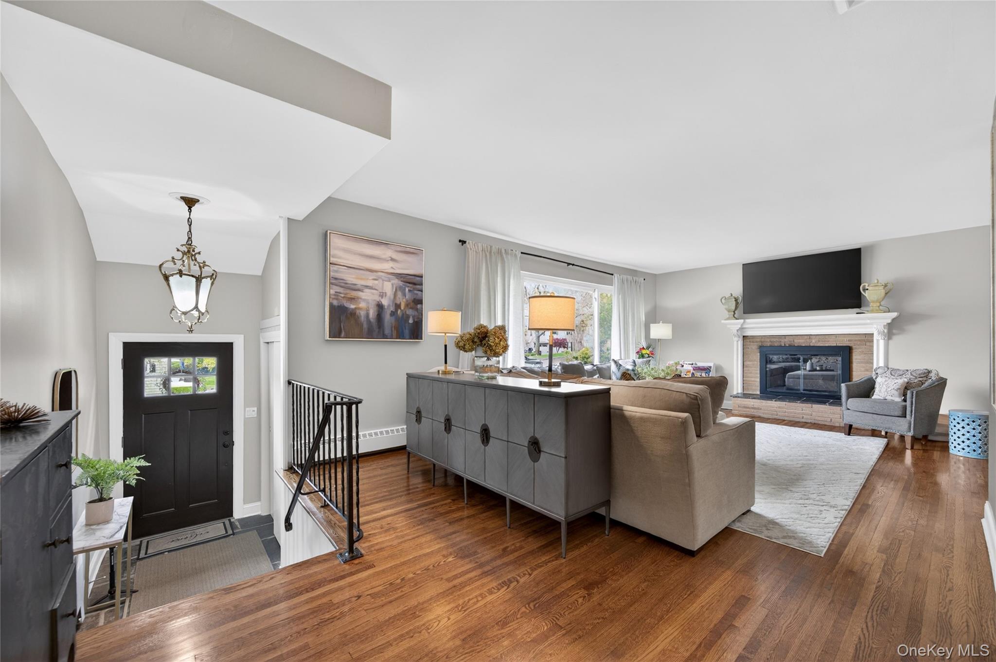 34 Bridge Road Manhasset, NY 11030 - Photo 5 of 31