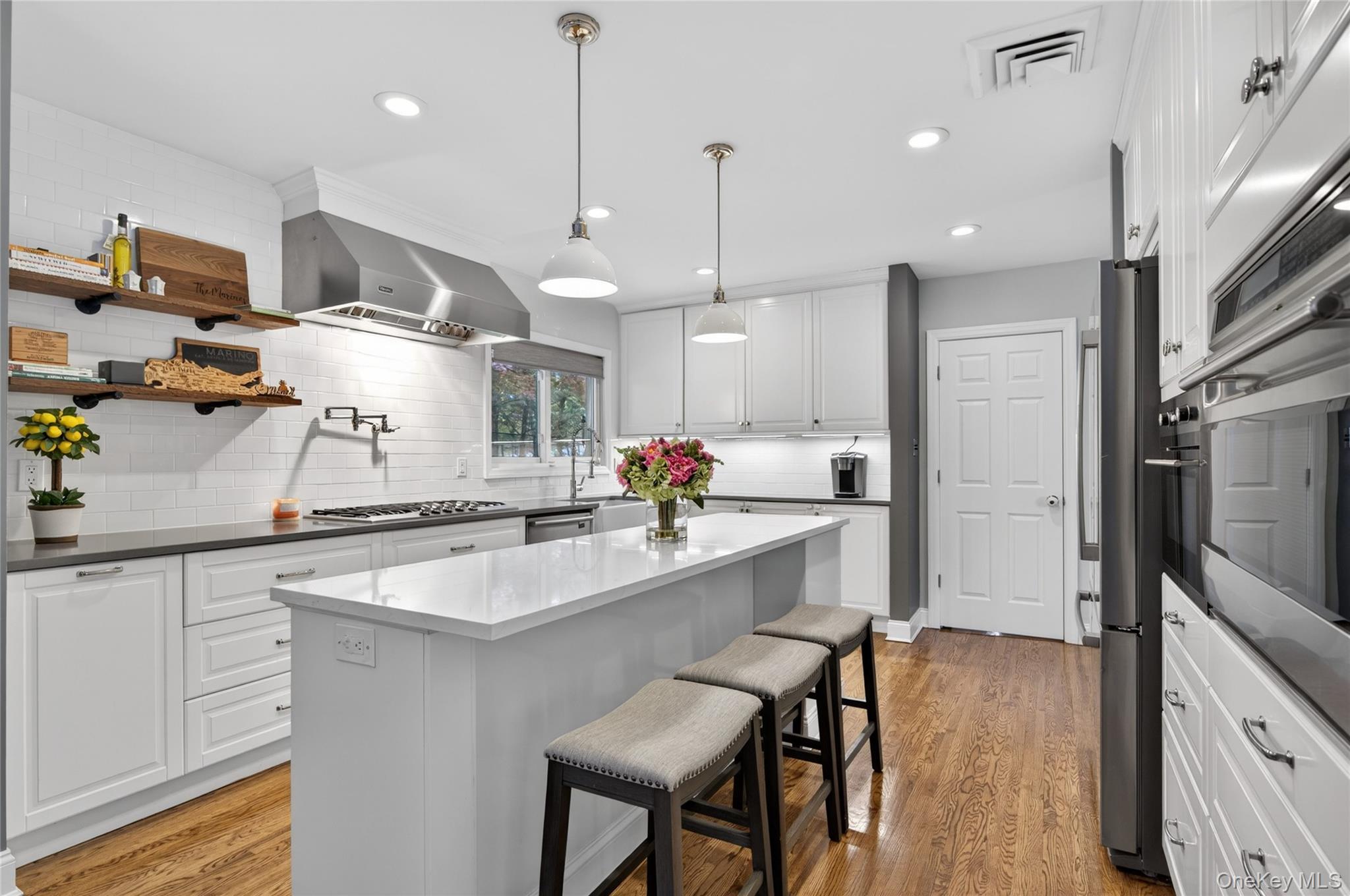 34 Bridge Road Manhasset, NY 11030 - Photo 10 of 31