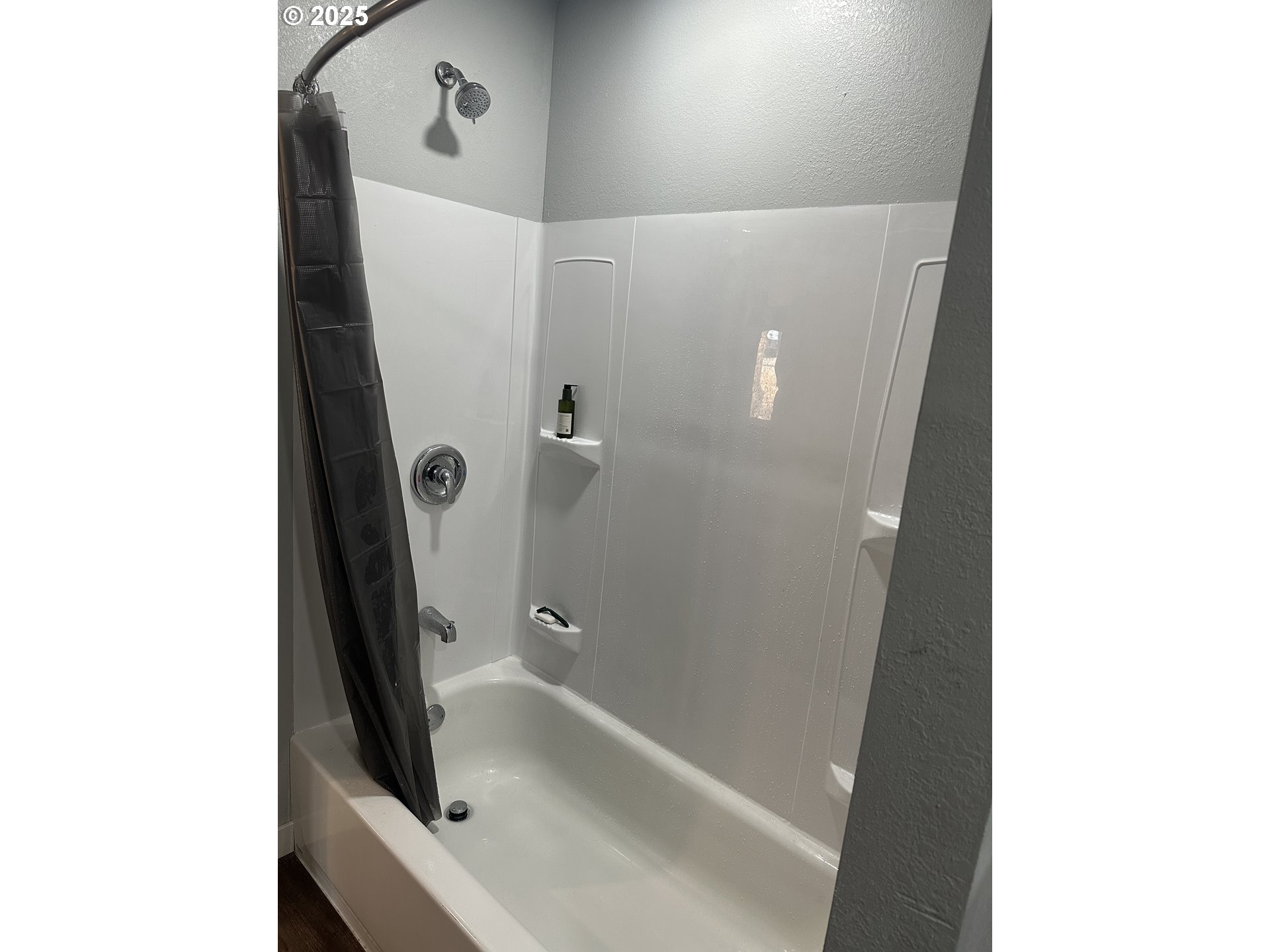 136010 Hwy 97 Crescent Crescent, OR 97733 - Photo 27 of 43 a bathroom with a bathtub