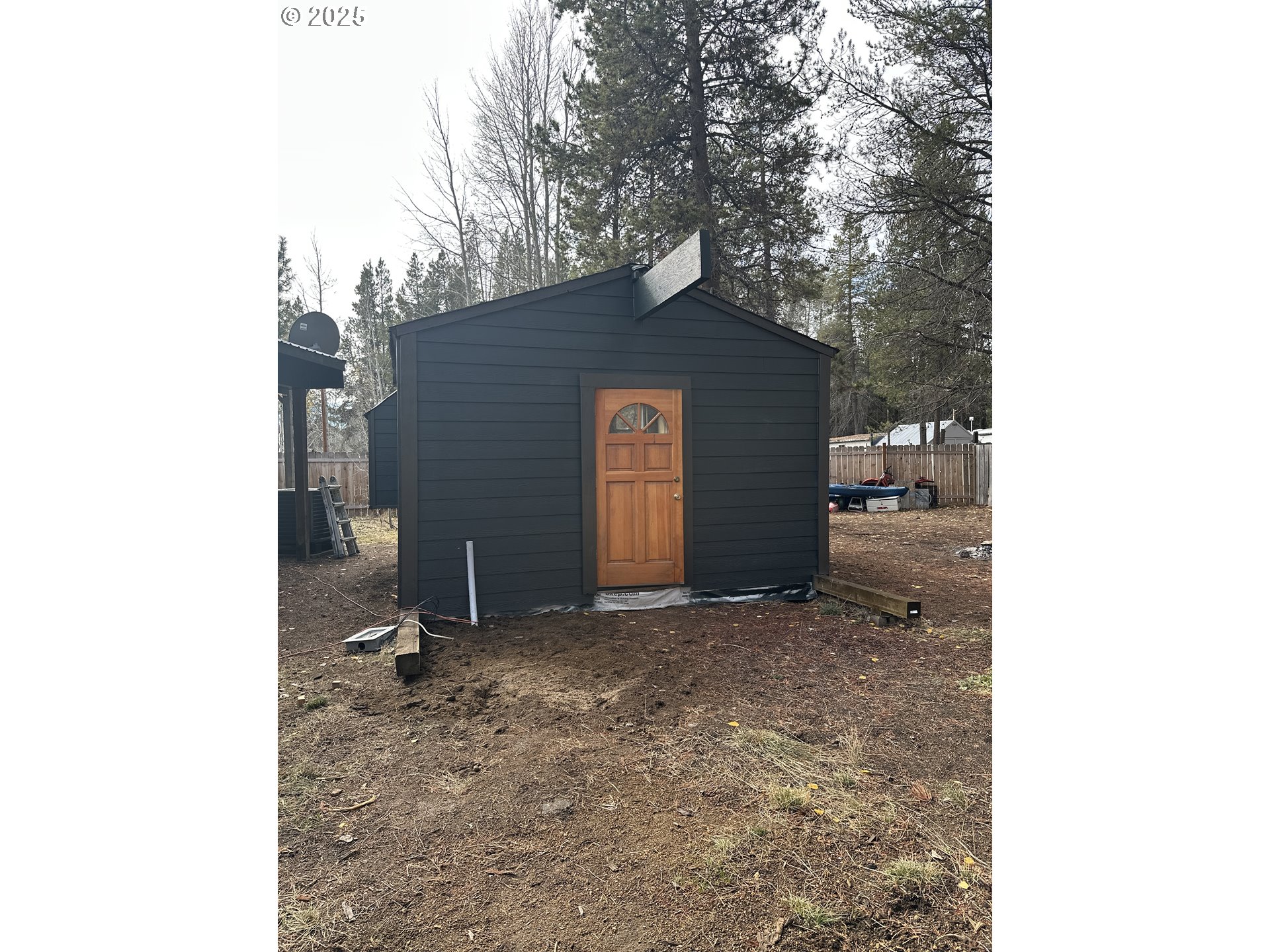 136010 Hwy 97 Crescent Crescent, OR 97733 - Photo 28 of 43 a backyard of a house