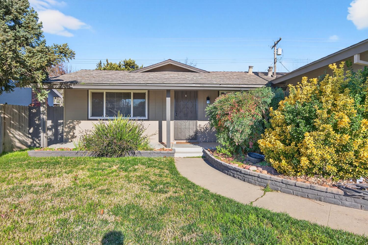 2337 Corbin Lane Lodi, CA 95242 - Photo 5 of 34 a front view of a house with garden