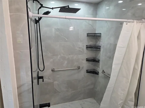 $3,800 | 94-366 Kipou Street, Waipahu, HI 96797