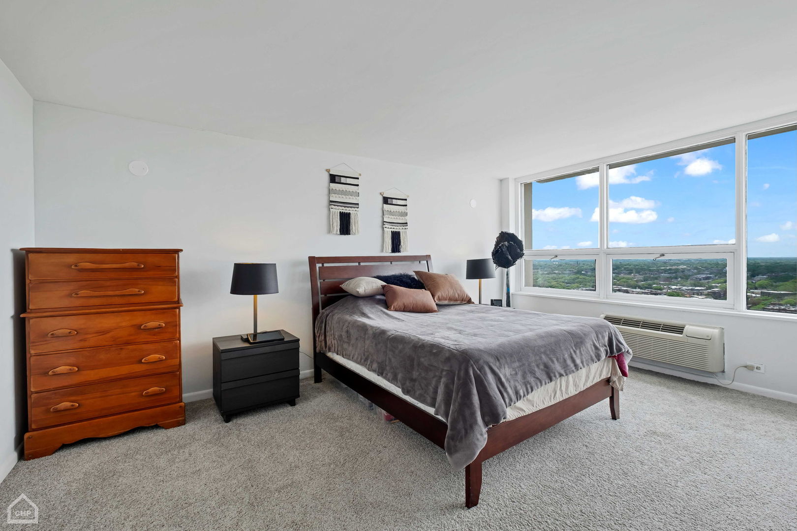 5733 North Sheridan Road, Unit 25C Chicago, IL 60660 - Photo 14 of 39 a spacious bedroom with a bed and a window