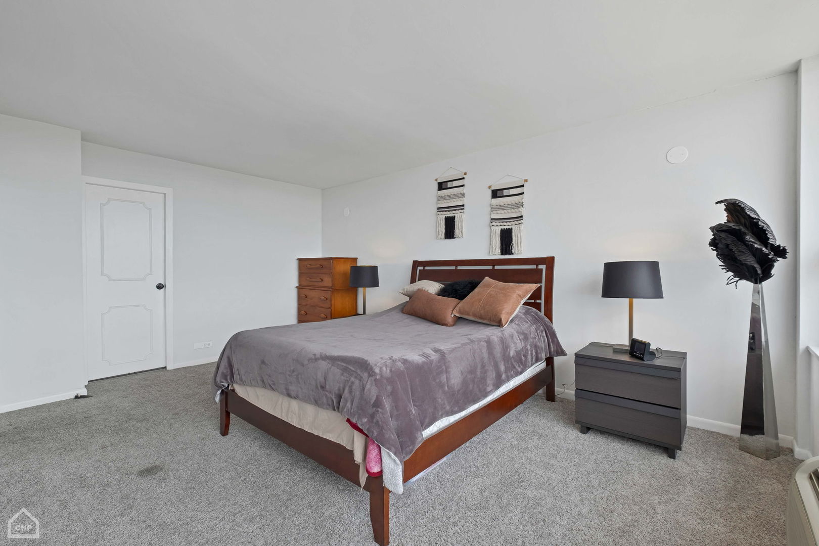 5733 North Sheridan Road, Unit 25C Chicago, IL 60660 - Photo 15 of 39 a bedroom with a bed and a lamp on table