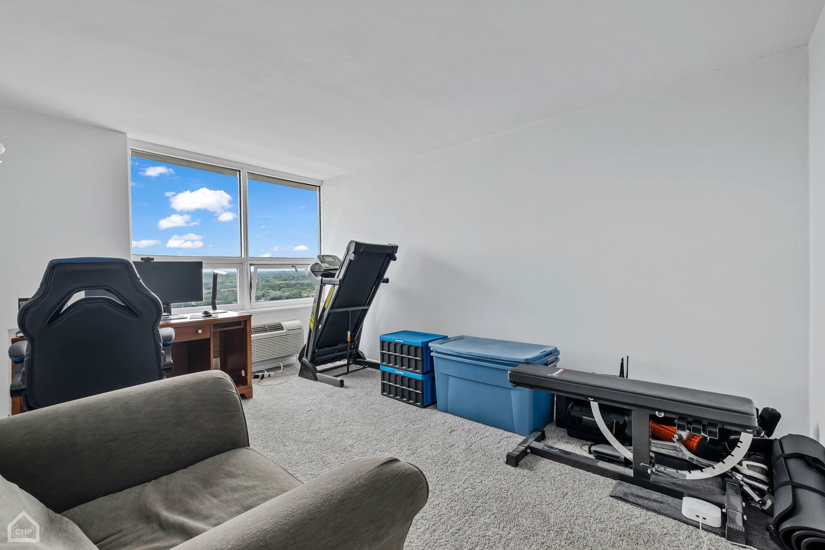 5733 North Sheridan Road, Unit 25C Chicago, IL 60660 - Photo 18 of 39 a livingroom with workspace and a couch