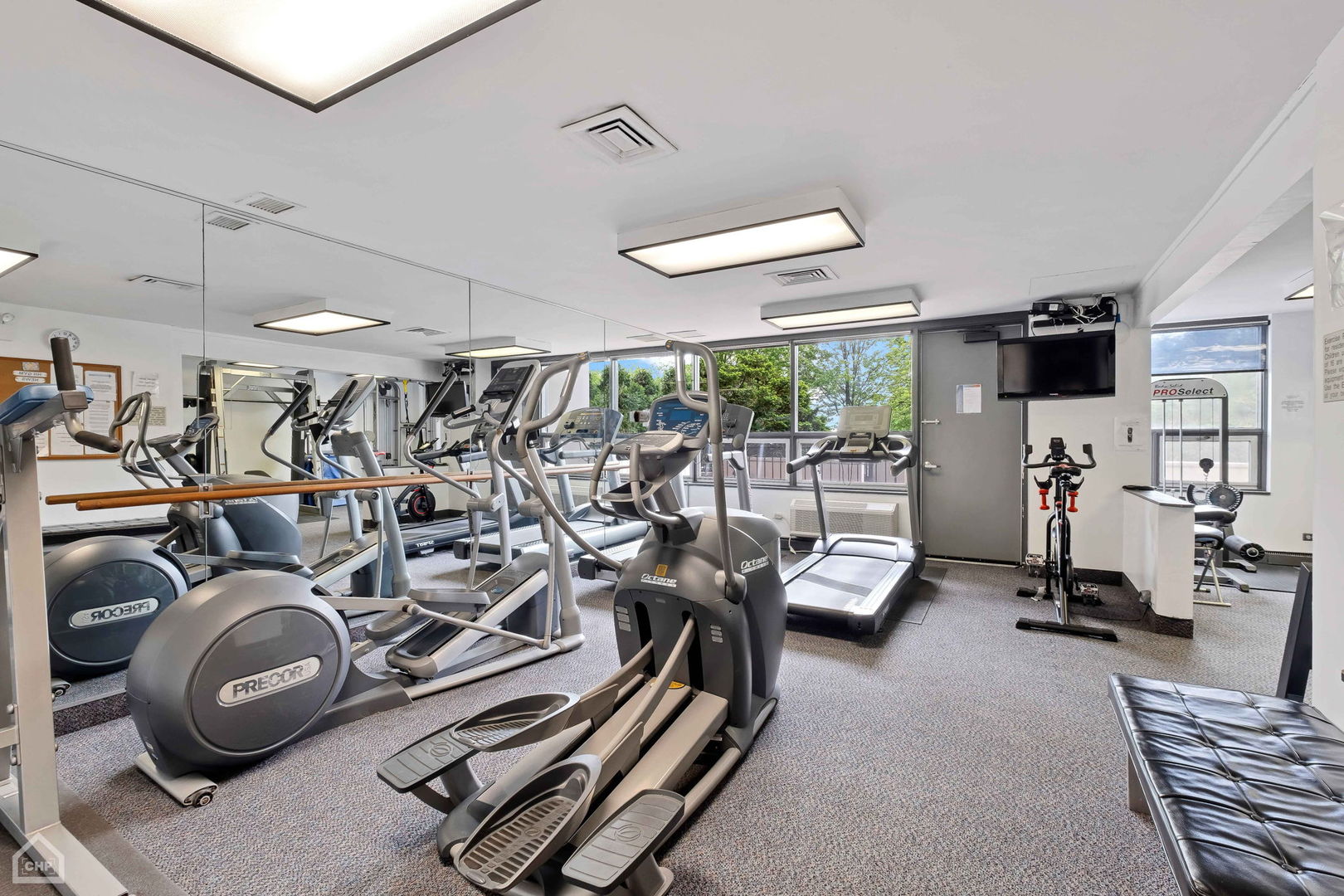 5733 North Sheridan Road, Unit 25C Chicago, IL 60660 - Photo 21 of 39 a view of a room with gym equipment