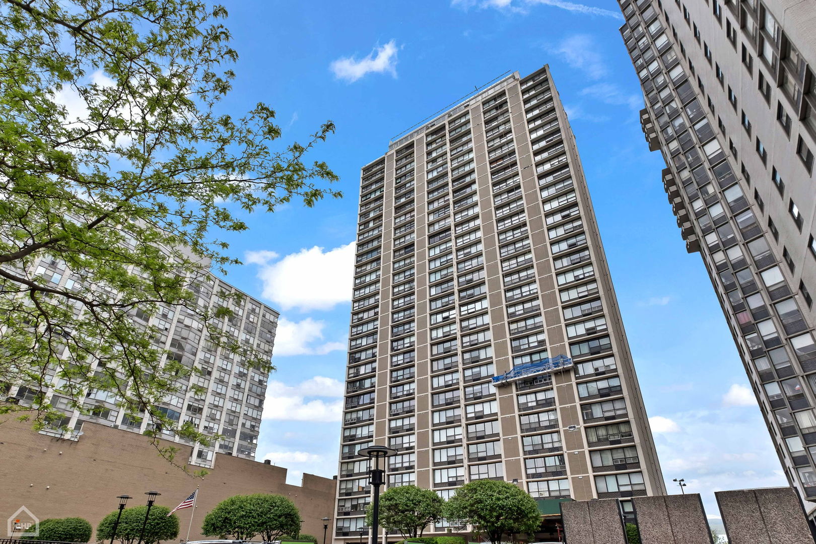 5733 North Sheridan Road, Unit 25C Chicago, IL 60660 - Photo 24 of 39 front view of a building