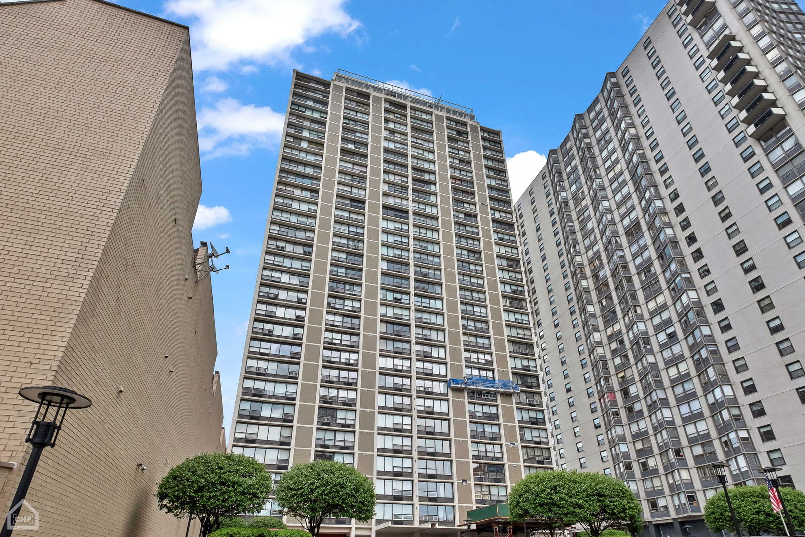 5733 North Sheridan Road, Unit 25C Chicago, IL 60660 - Photo 25 of 39 a front view of a building