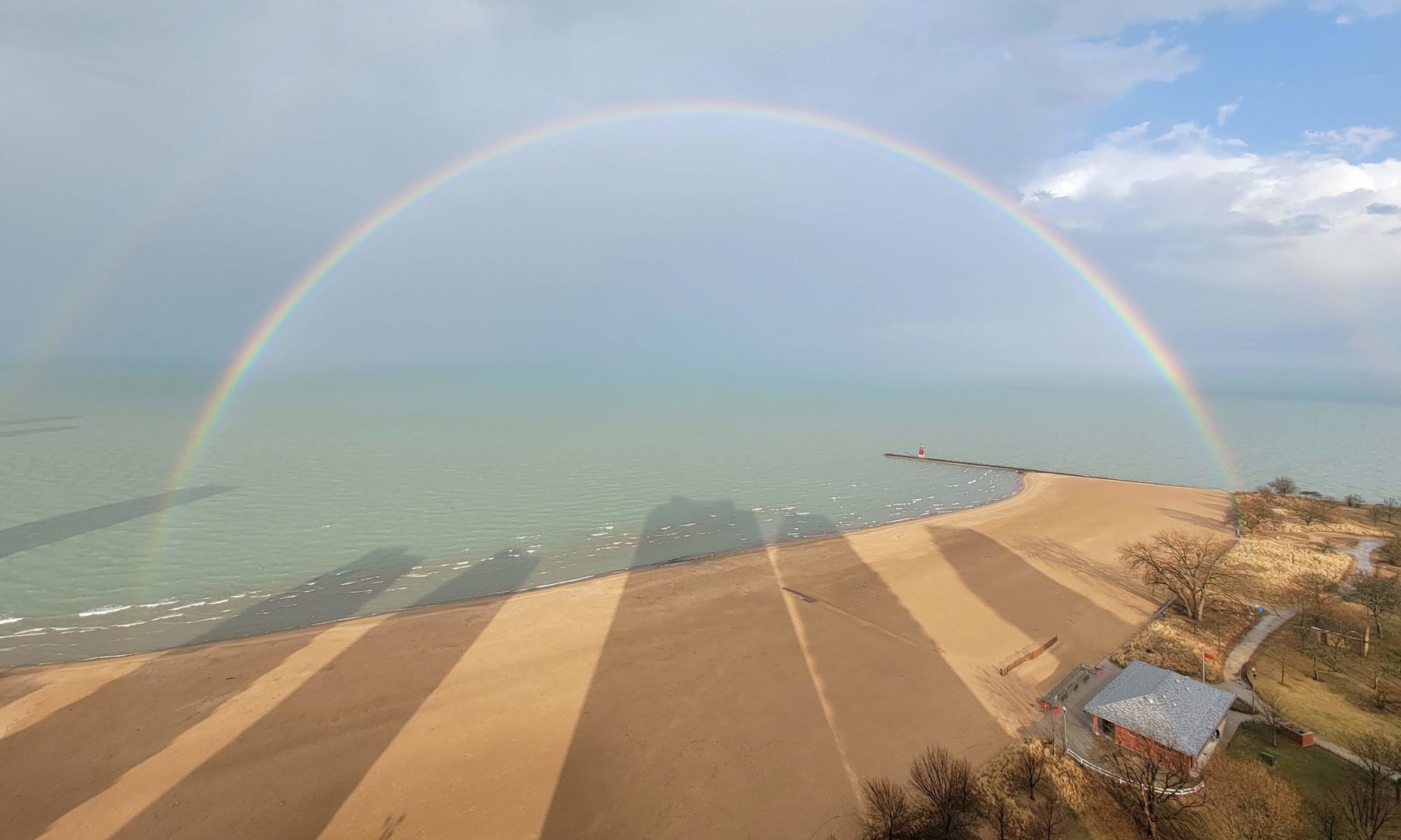 5733 North Sheridan Road, Unit 25C Chicago, IL 60660 - Photo 27 of 39 a bedroom with a bed
