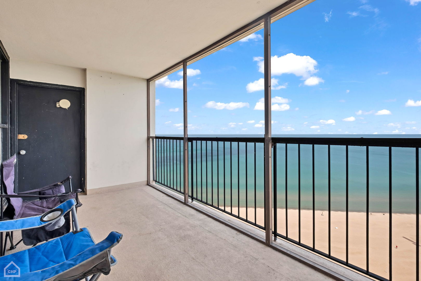 5733 North Sheridan Road, Unit 25C Chicago, IL 60660 - Photo 7 of 39 a view of a hallway with interior of the house
