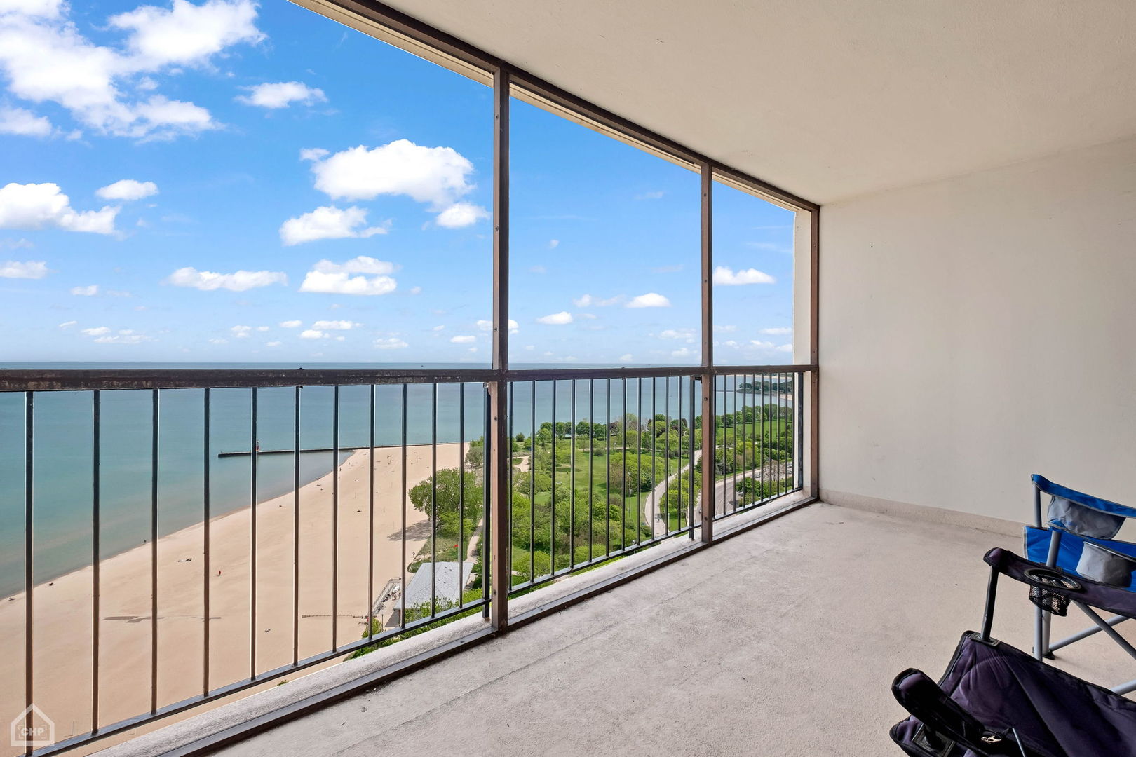 5733 North Sheridan Road, Unit 25C Chicago, IL 60660 - Photo 8 of 39 a view of a porch