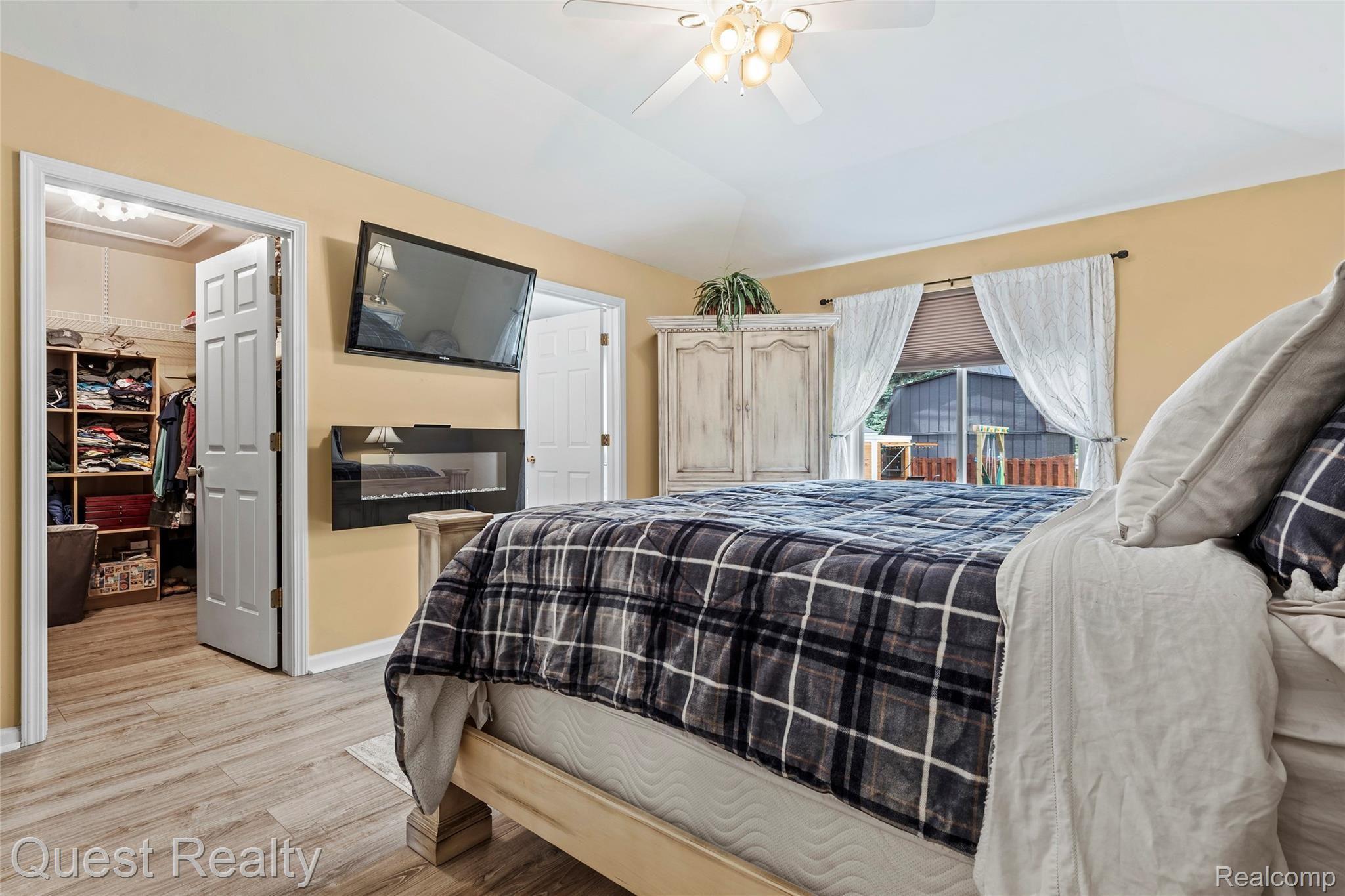 62 Rella Rae Avenue Marysville, MI 48040 - Photo 29 of 45 master suite w/new laminate flooring