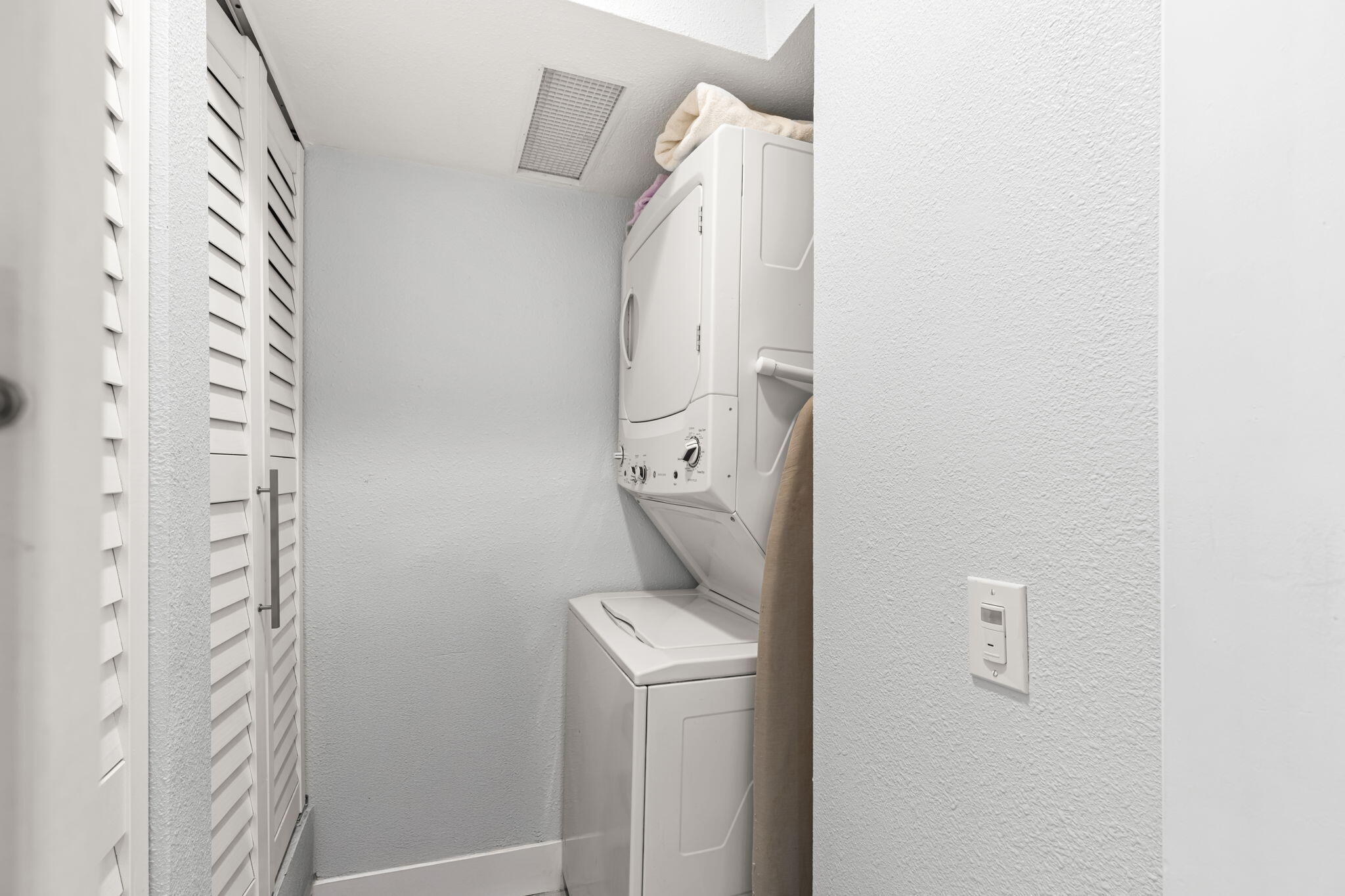 877 East Arenas Road Palm Springs, CA 92262 - Photo 16 of 43 a bathroom with a toilet and a shower