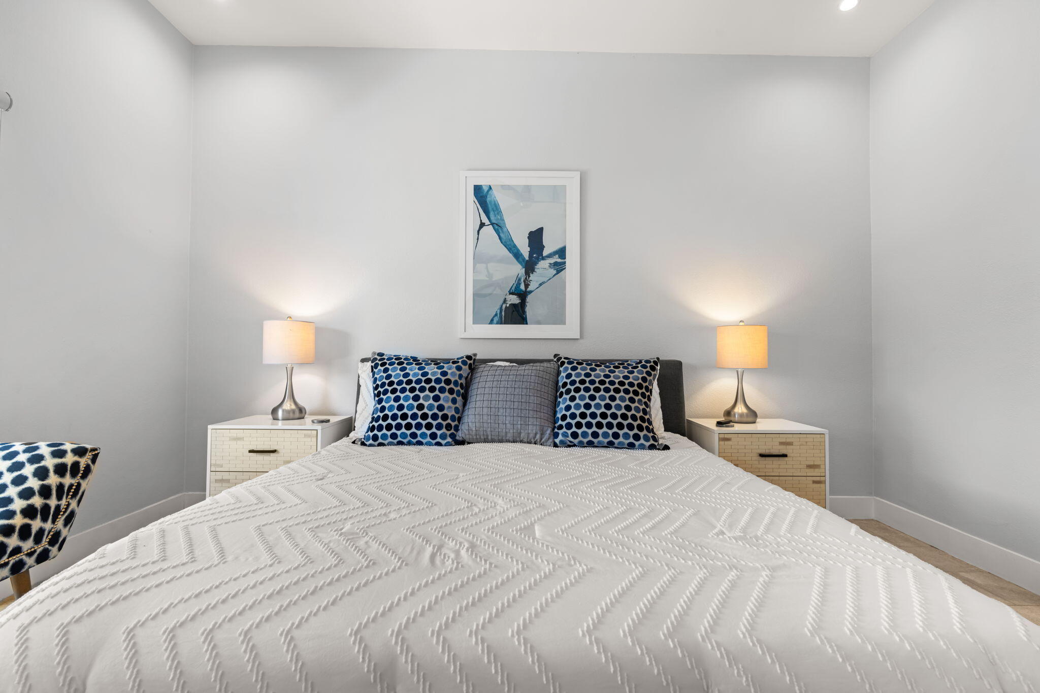 877 East Arenas Road Palm Springs, CA 92262 - Photo 20 of 43 a bedroom with a bed and a lamp