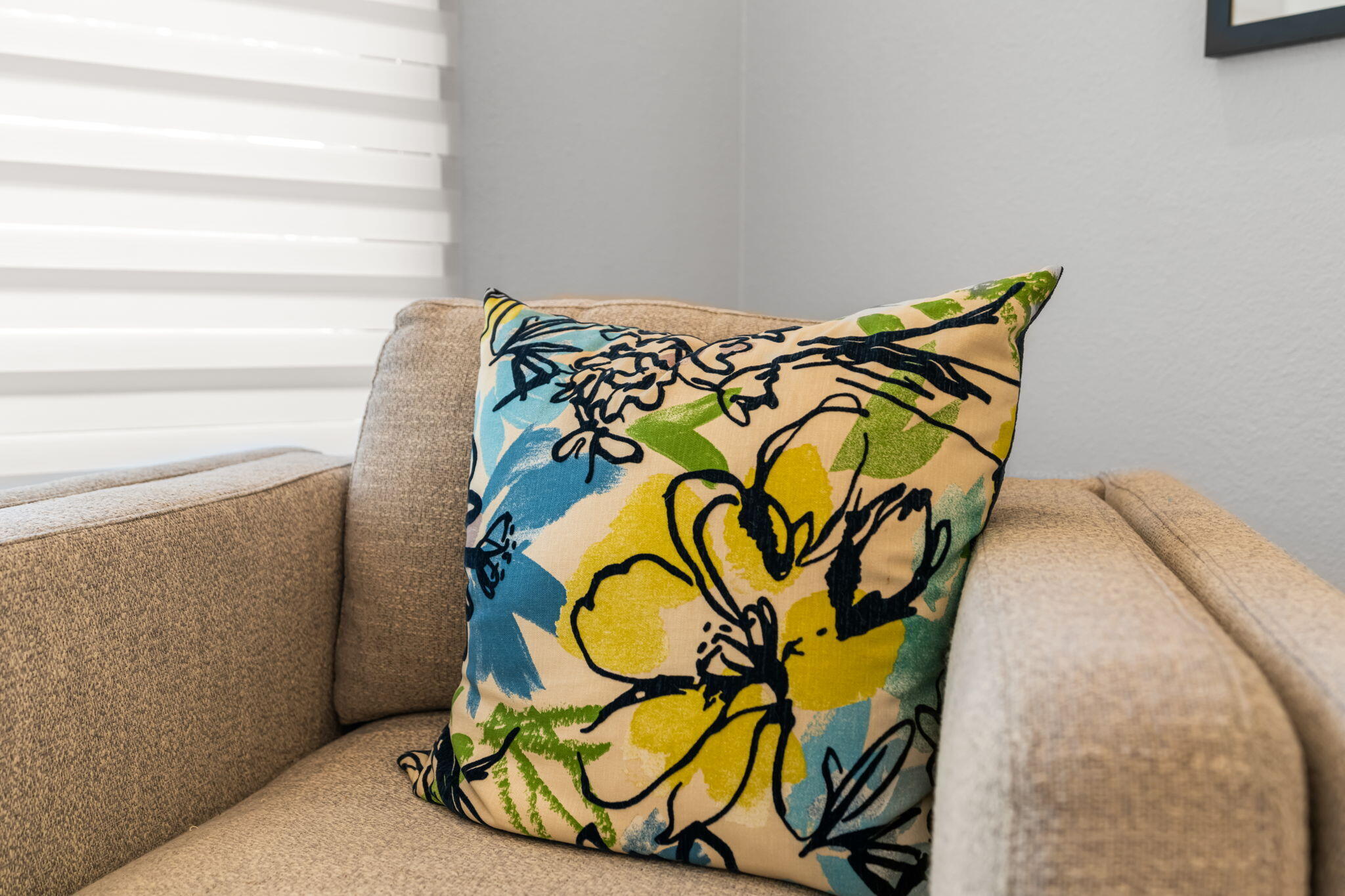 877 East Arenas Road Palm Springs, CA 92262 - Photo 28 of 43 a view of a room with rug and white door