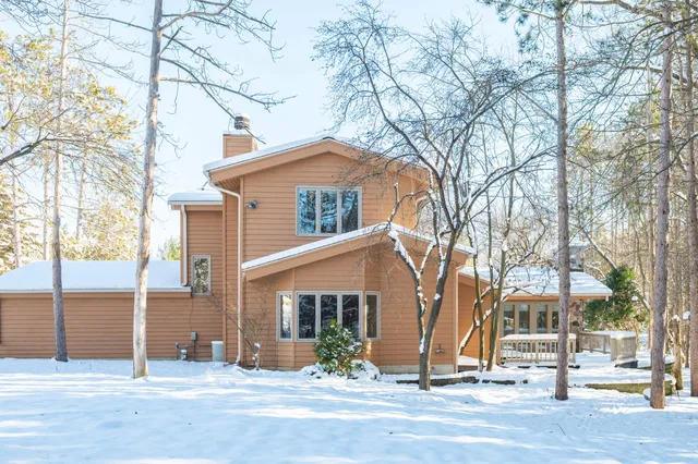 $750,000 | W318N1045 Huckleberry Way, Delafield, WI 53018