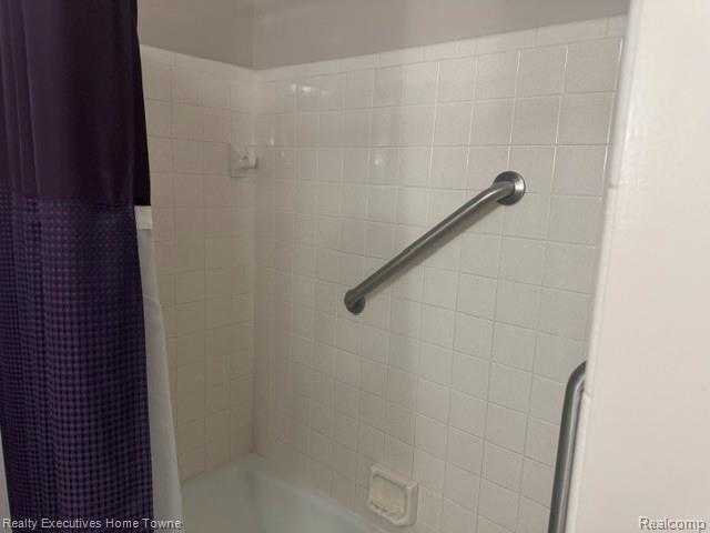 1467 Krafft Road, Unit 8 Port Huron, MI 48060 - Photo 18 of 28 Bathtub with white subway tile surround and integrated grab bars