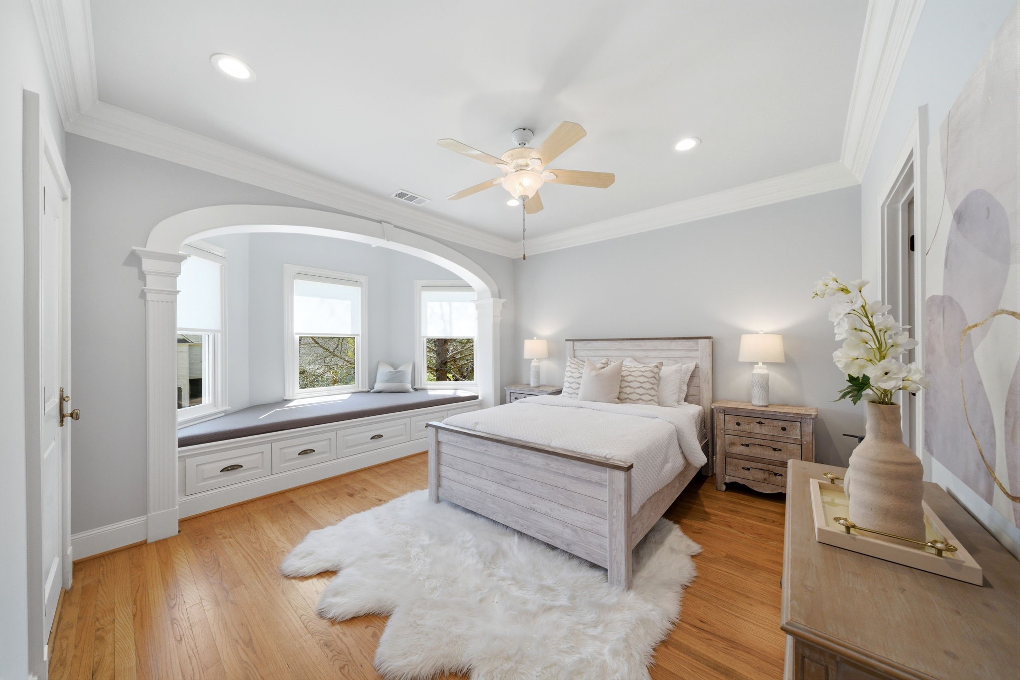 607 East 15th Street Houston, TX 77008 - Photo 26 of 50 Front bedroom that shares access to a charming balcony overlooking E 15th Street, with beautiful bay window and seat, the natural light is amazing!