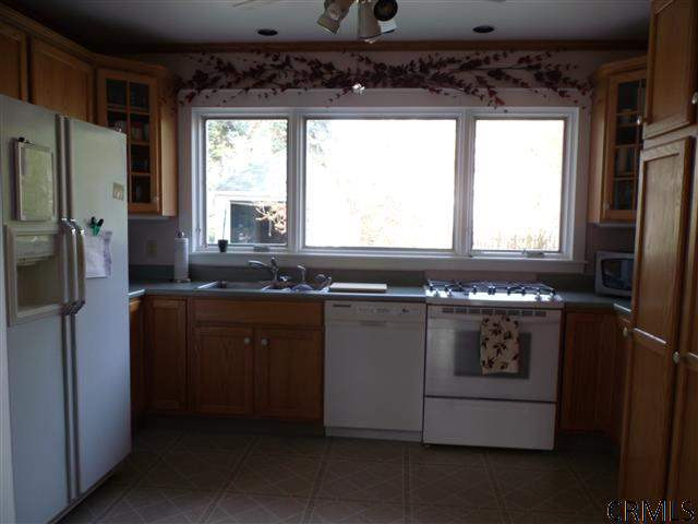 863 Thompson Street Schenectady, NY 12306 - Photo 9 of 24 Photo 9