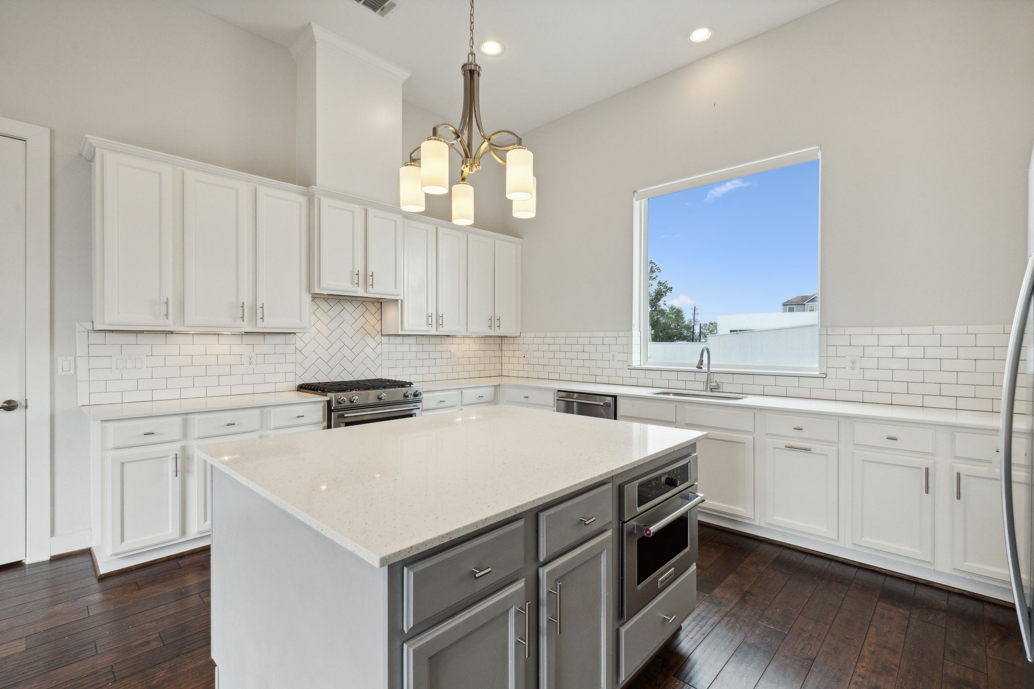 843 West 23rd Street, Unit B Houston, TX 77008 - Photo 18 of 34 a kitchen that has a lot of cabinets in it