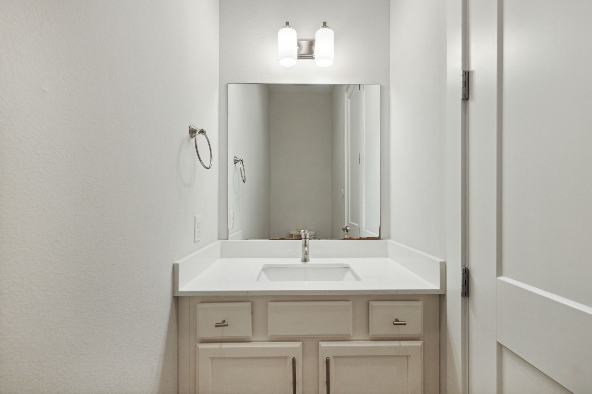 843 West 23rd Street, Unit B Houston, TX 77008 - Photo 21 of 34 a bathroom with a sink and a mirror