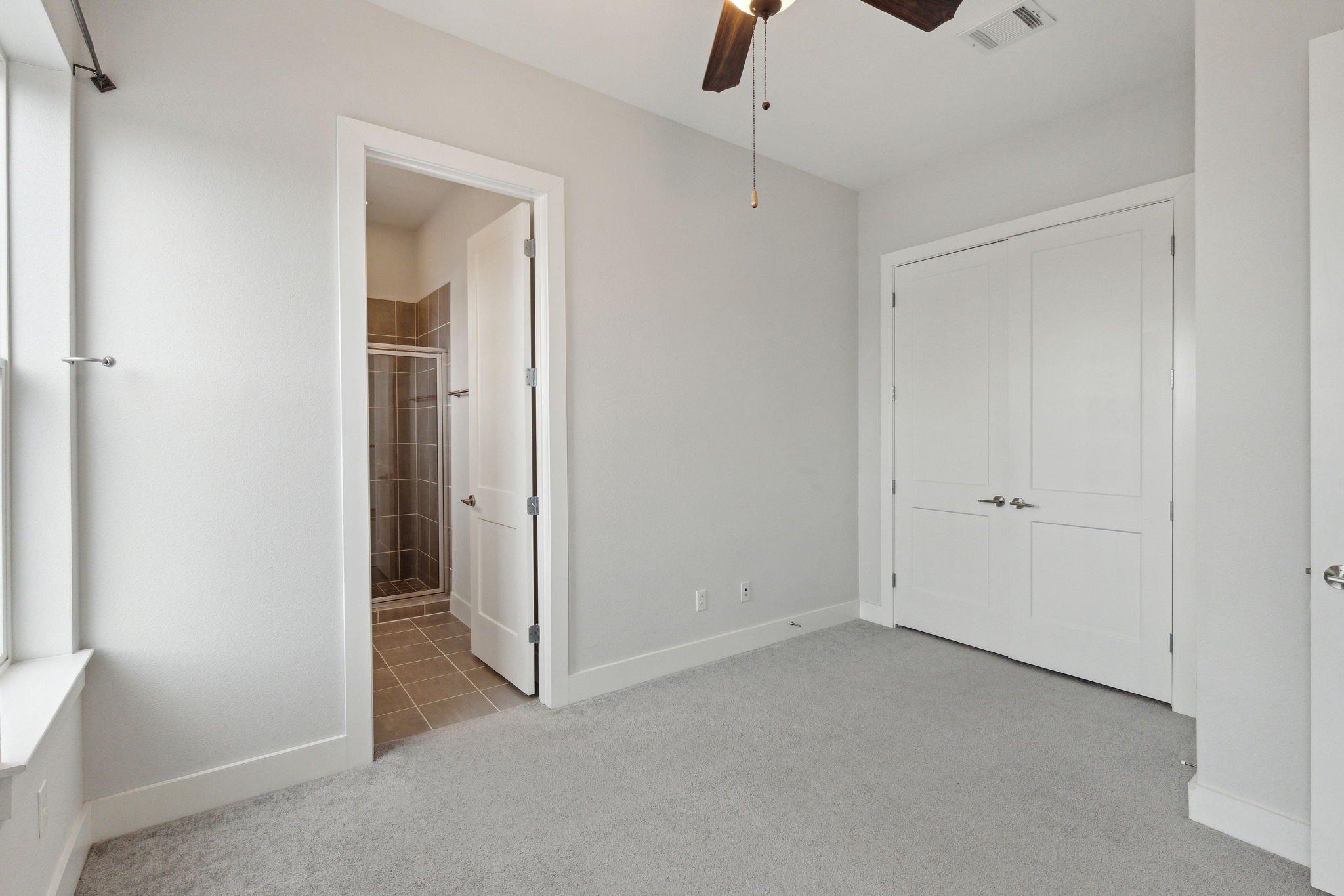 843 West 23rd Street, Unit B Houston, TX 77008 - Photo 22 of 34 a view of a room with a ceiling fan & entryway