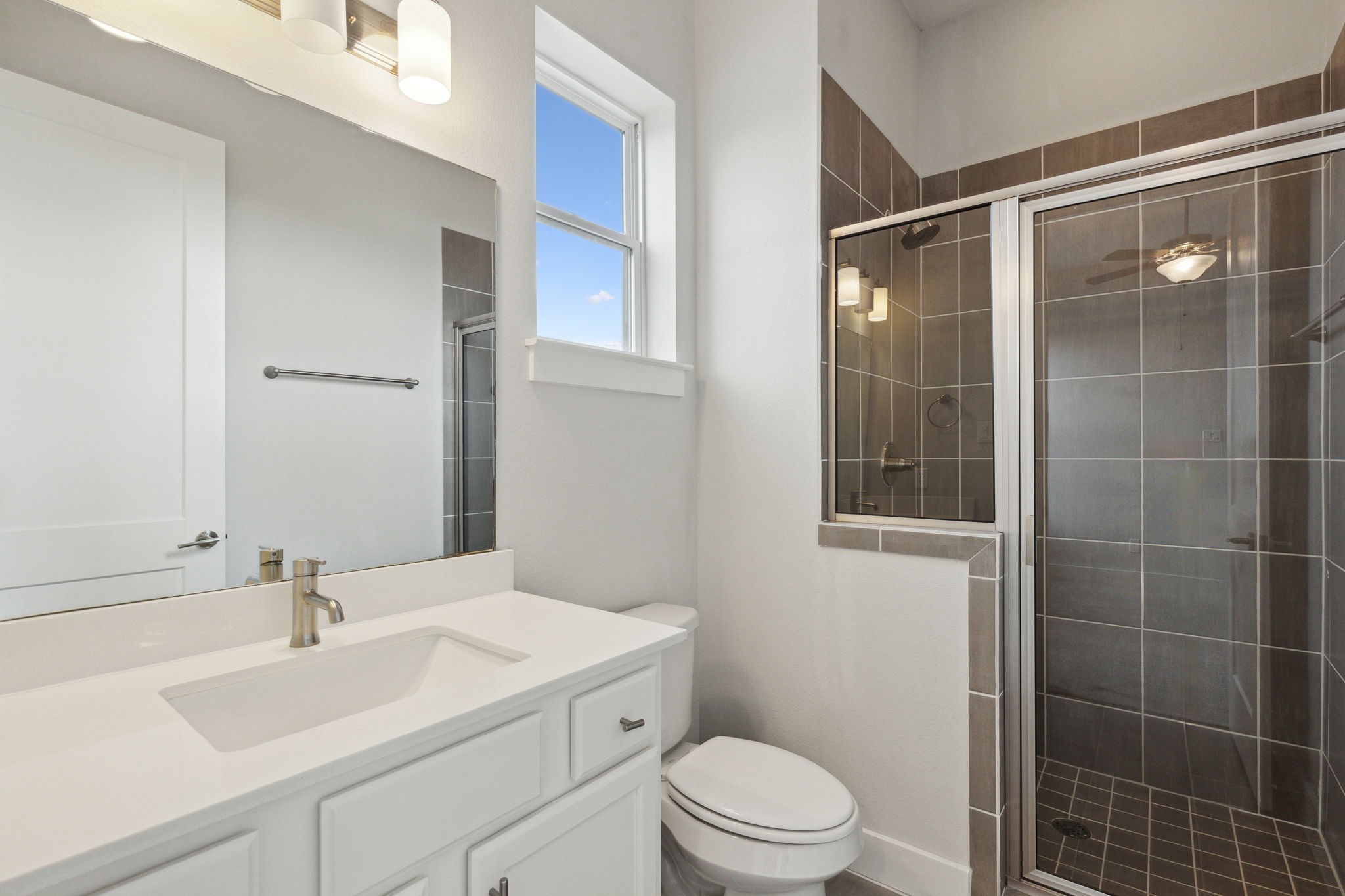 843 West 23rd Street, Unit B Houston, TX 77008 - Photo 24 of 34 a bathroom with a sink toilet and shower