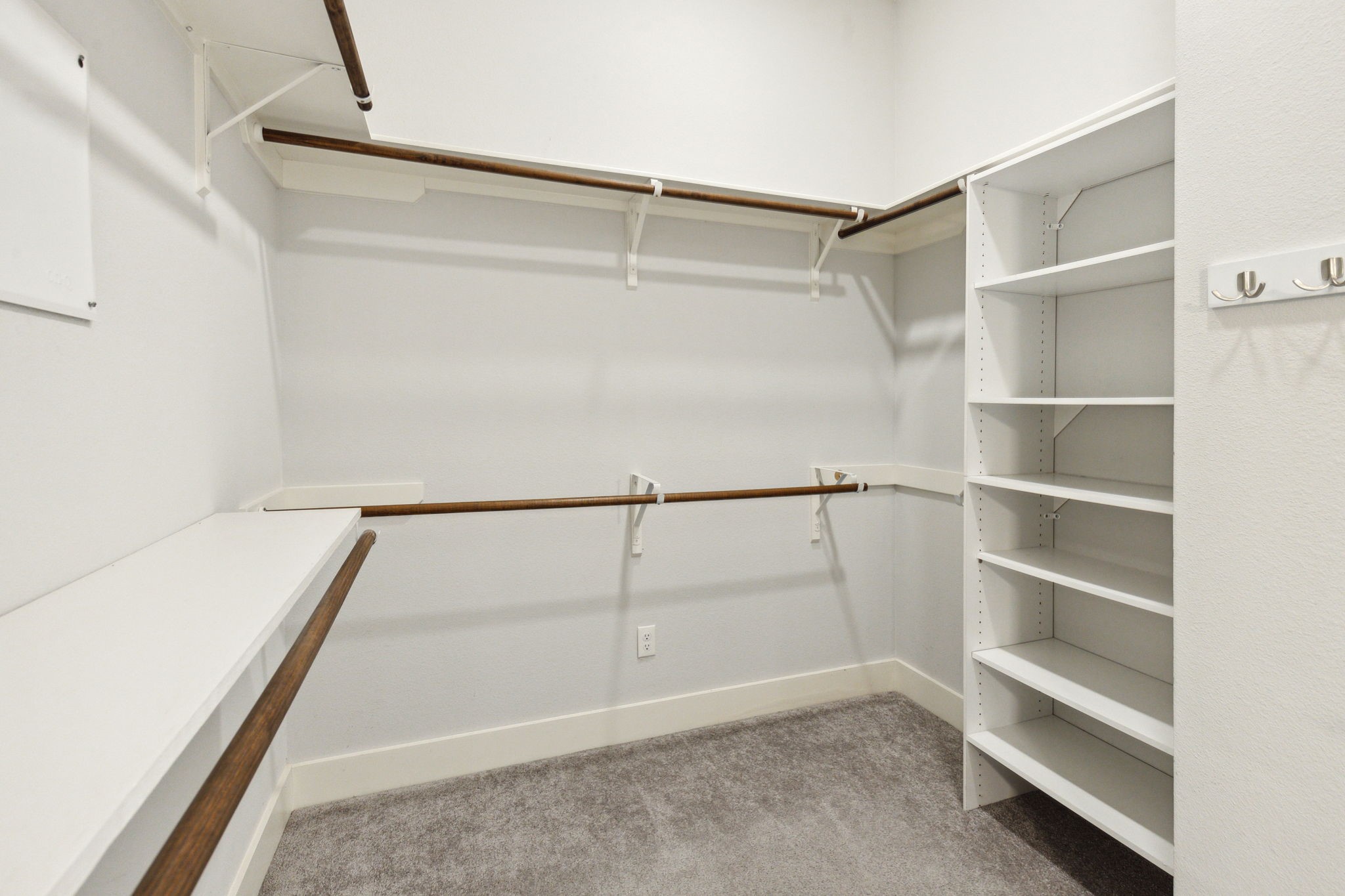843 West 23rd Street, Unit B Houston, TX 77008 - Photo 28 of 34 a view of an empty walk in closet