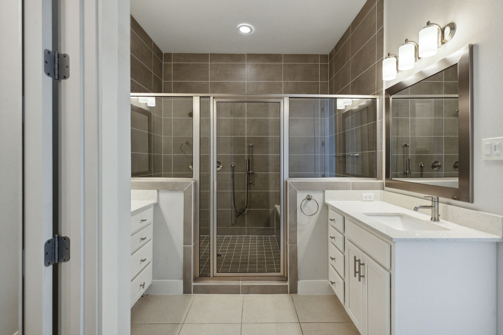 843 West 23rd Street, Unit B Houston, TX 77008 - Photo 29 of 34 a bathroom with a shower sink and mirror