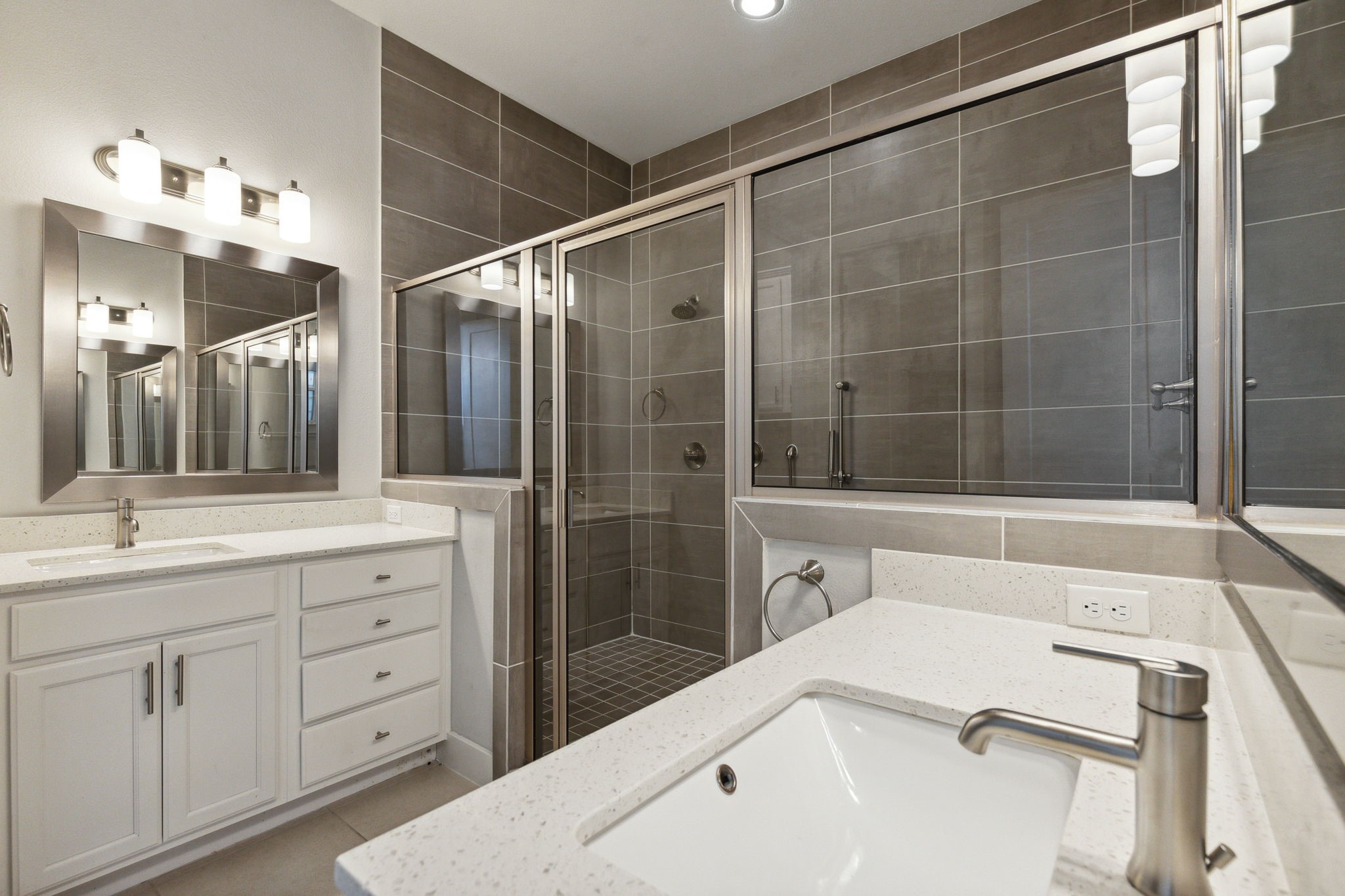 843 West 23rd Street, Unit B Houston, TX 77008 - Photo 30 of 34 a bathroom with a tub sink vanity granite and shower