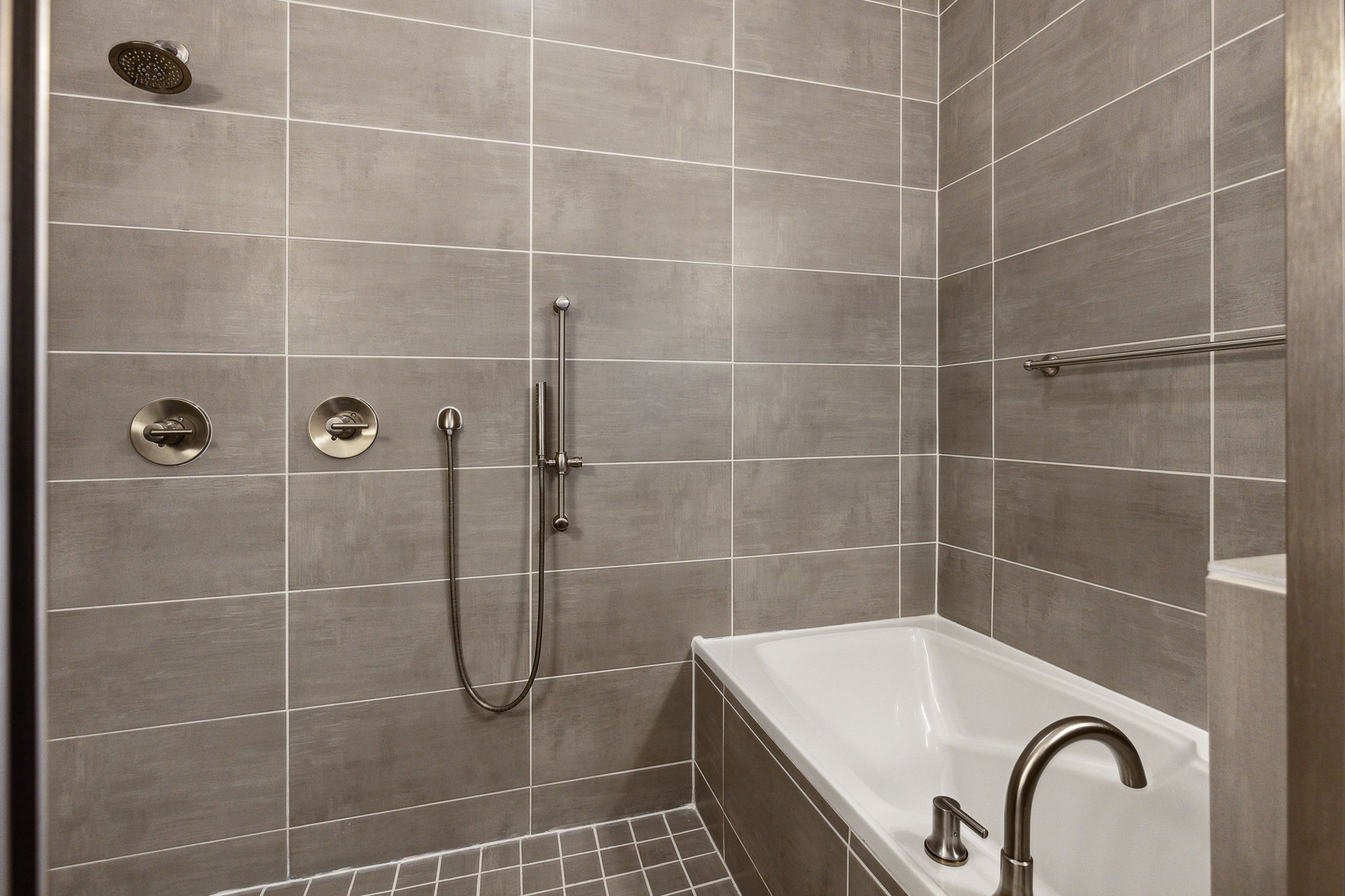 843 West 23rd Street, Unit B Houston, TX 77008 - Photo 31 of 34 a bathroom with a shower