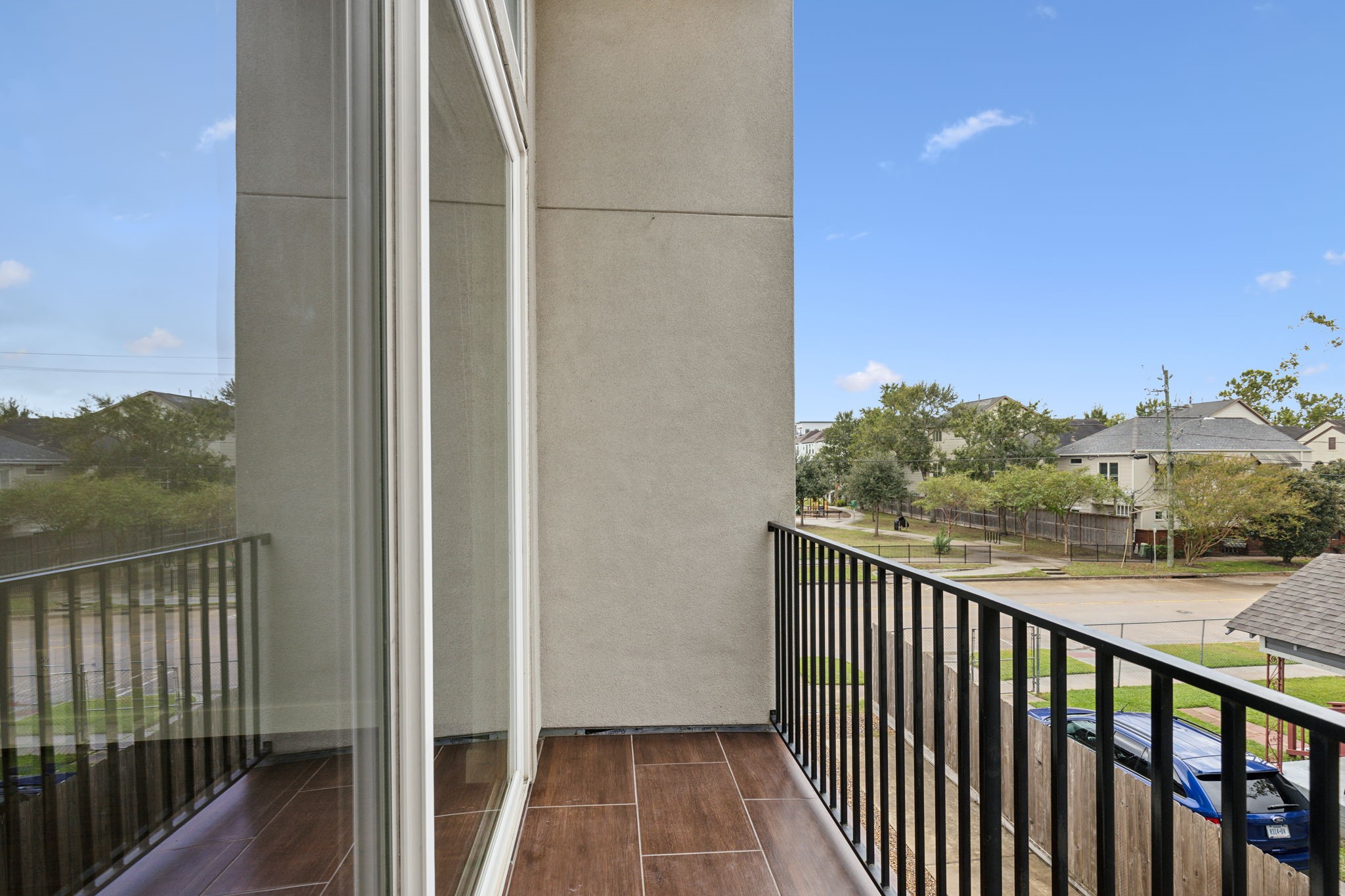 843 West 23rd Street, Unit B Houston, TX 77008 - Photo 33 of 34 a view of a balcony with wooden floor and fence