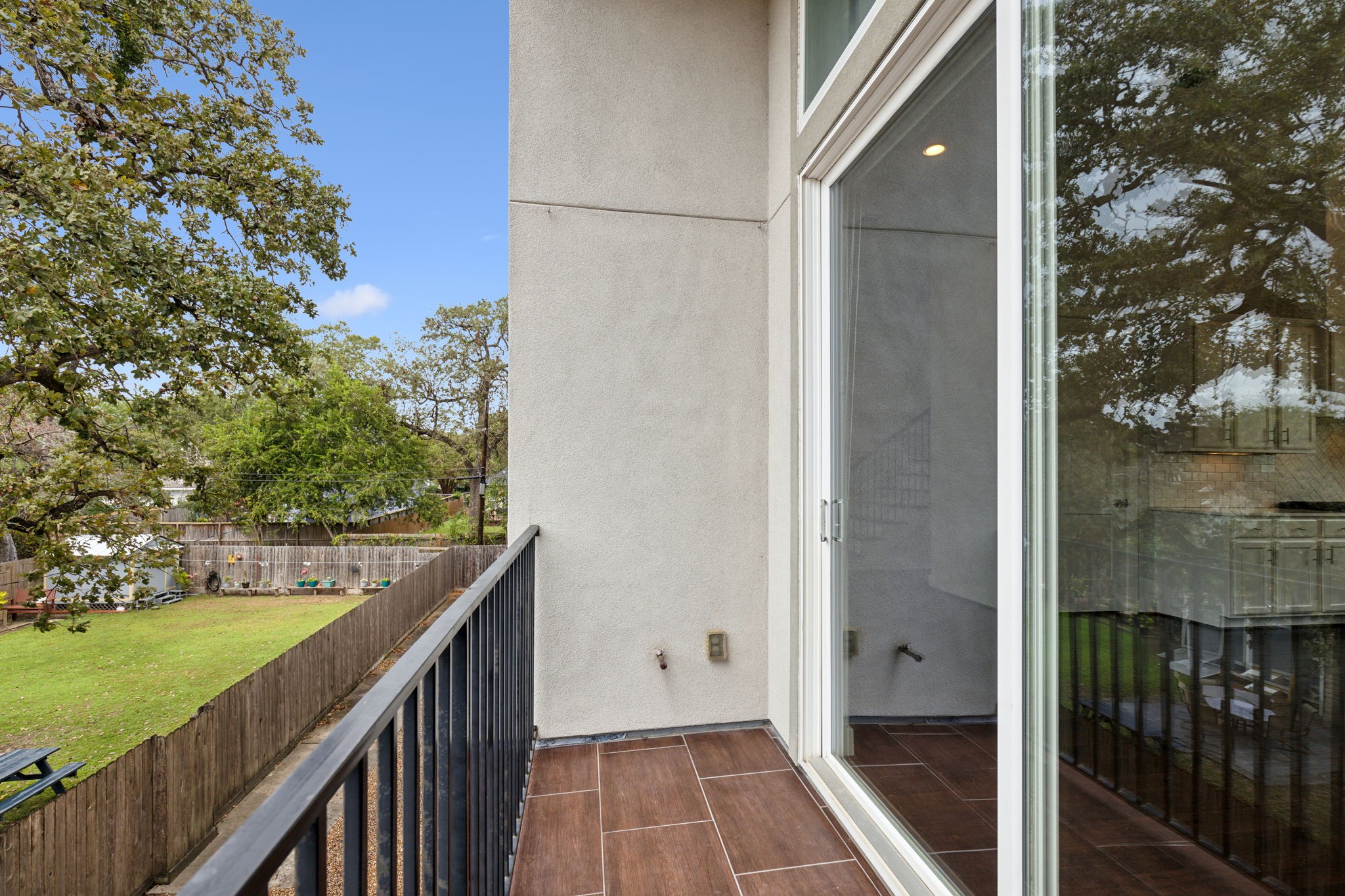 843 West 23rd Street, Unit B Houston, TX 77008 - Photo 34 of 34 a balcony with view of an outdoor space