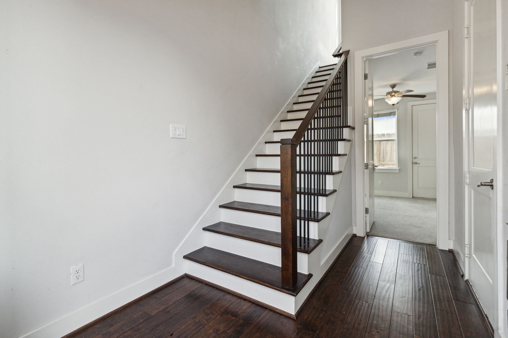843 West 23rd Street, Unit B Houston, TX 77008 - Photo 6 of 34 a view of a hallway with wooden floor and entryway