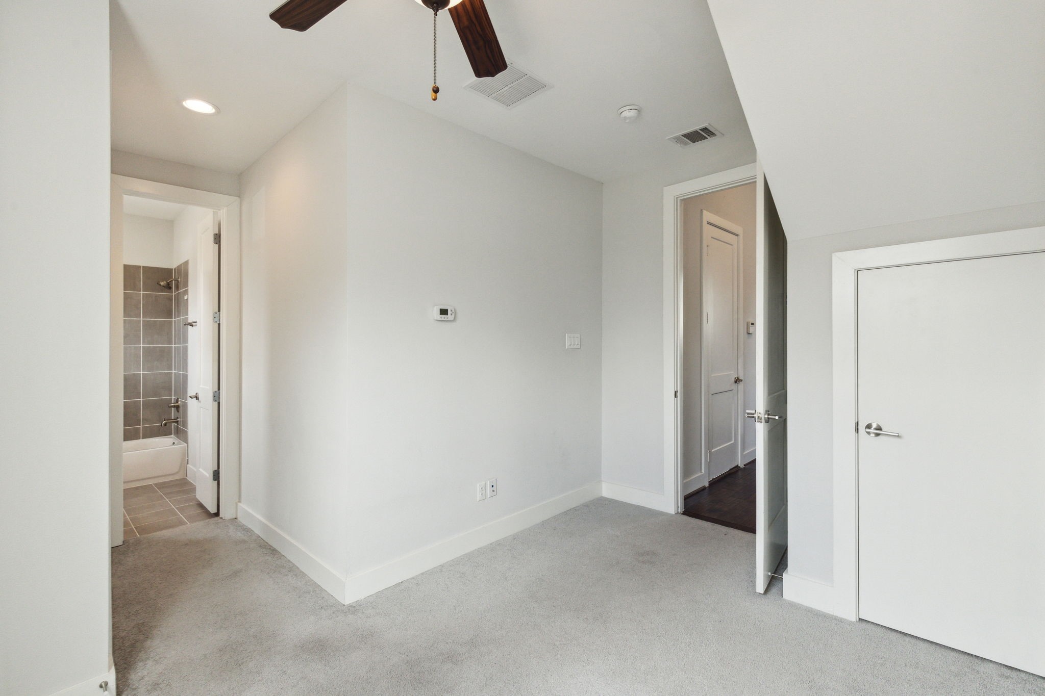 843 West 23rd Street, Unit B Houston, TX 77008 - Photo 8 of 34 a view of a room with white walls