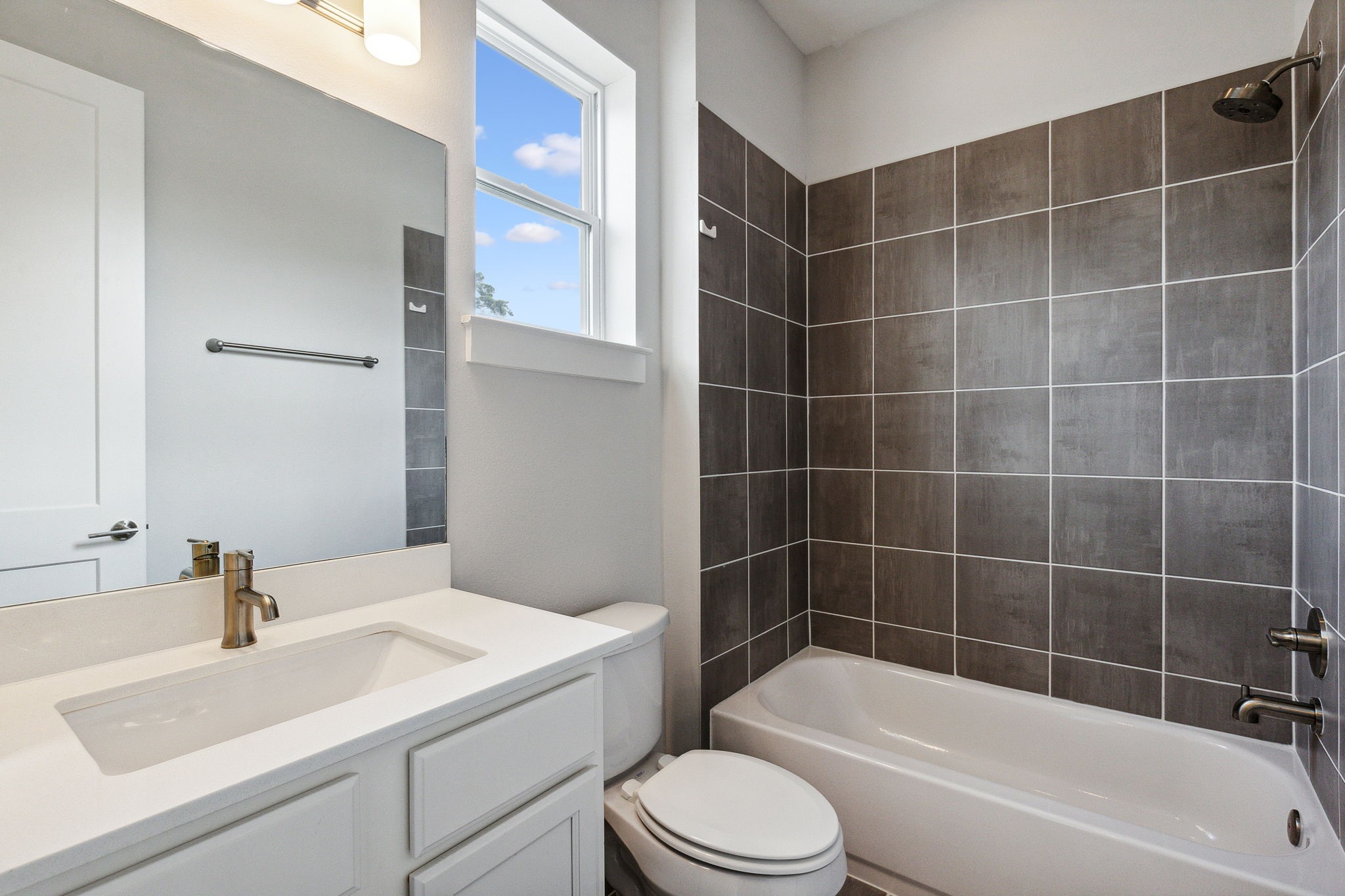 843 West 23rd Street, Unit B Houston, TX 77008 - Photo 9 of 34 a bathroom with a sink a toilet and bathtub