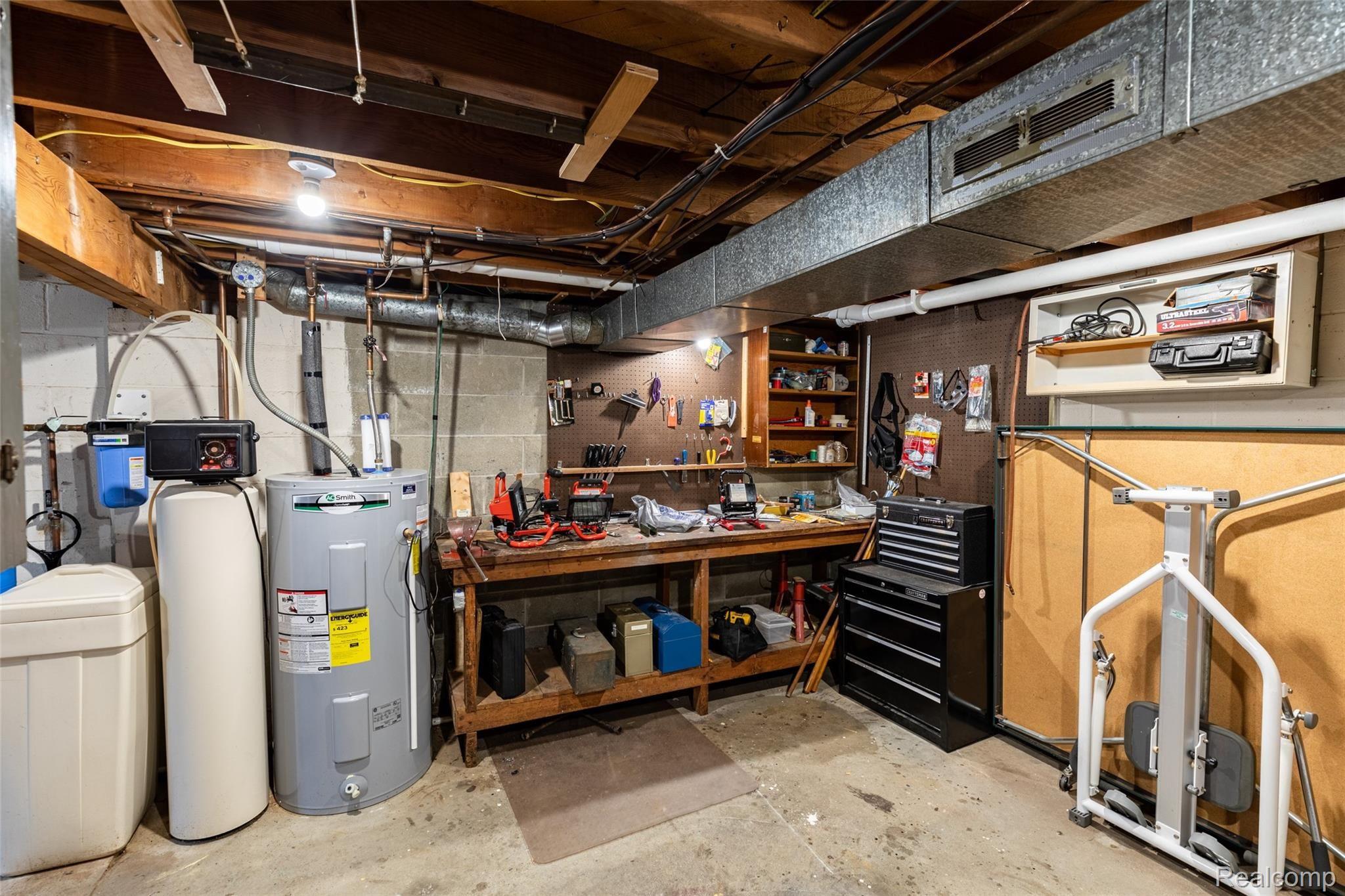 755 West Livingston Road Highland, MI 48357 - Photo 29 of 35 35.WorkRoom
