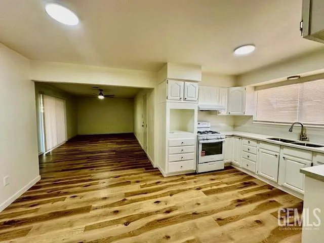 a view of a livingroom with a ceiling fan and window