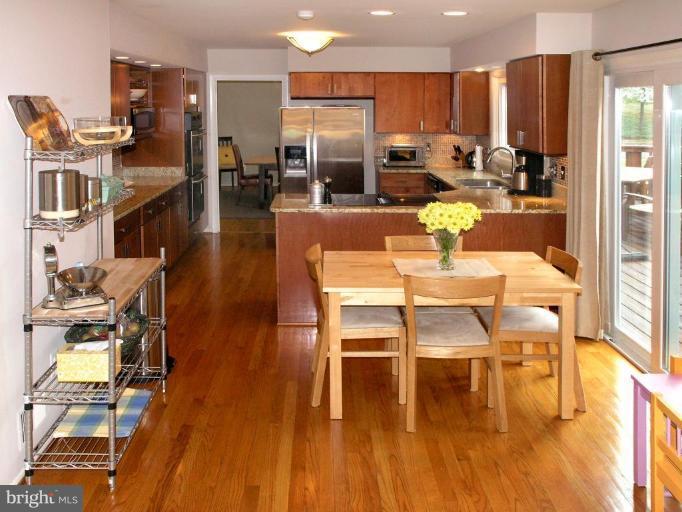 10922 Thanlet Lane Reston, VA 20190 - Photo 11 of 30 Kitchen