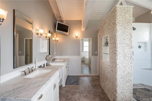 $2,350,000 | 524 North Meadows Avenue, Manhattan Beach, CA 90266