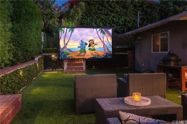 $2,350,000 | 524 North Meadows Avenue, Manhattan Beach, CA 90266