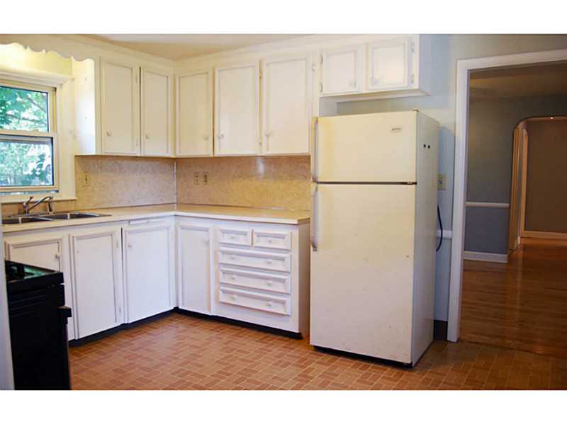 8 Haliburton Road East Providence, RI 02916 - Photo 7 of 25 Kitchen.