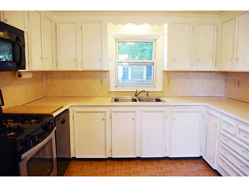 8 Haliburton Road East Providence, RI 02916 - Photo 9 of 25 Kitchen.