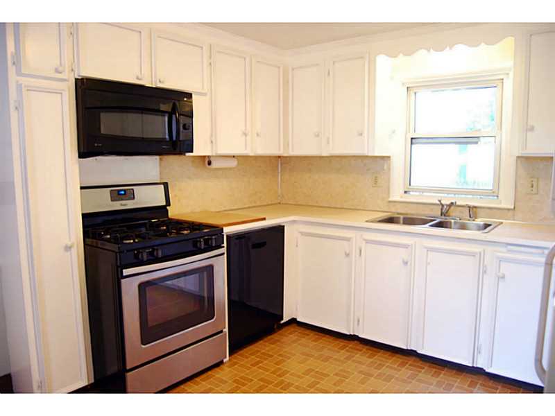 8 Haliburton Road East Providence, RI 02916 - Photo 10 of 25 Kitchen.