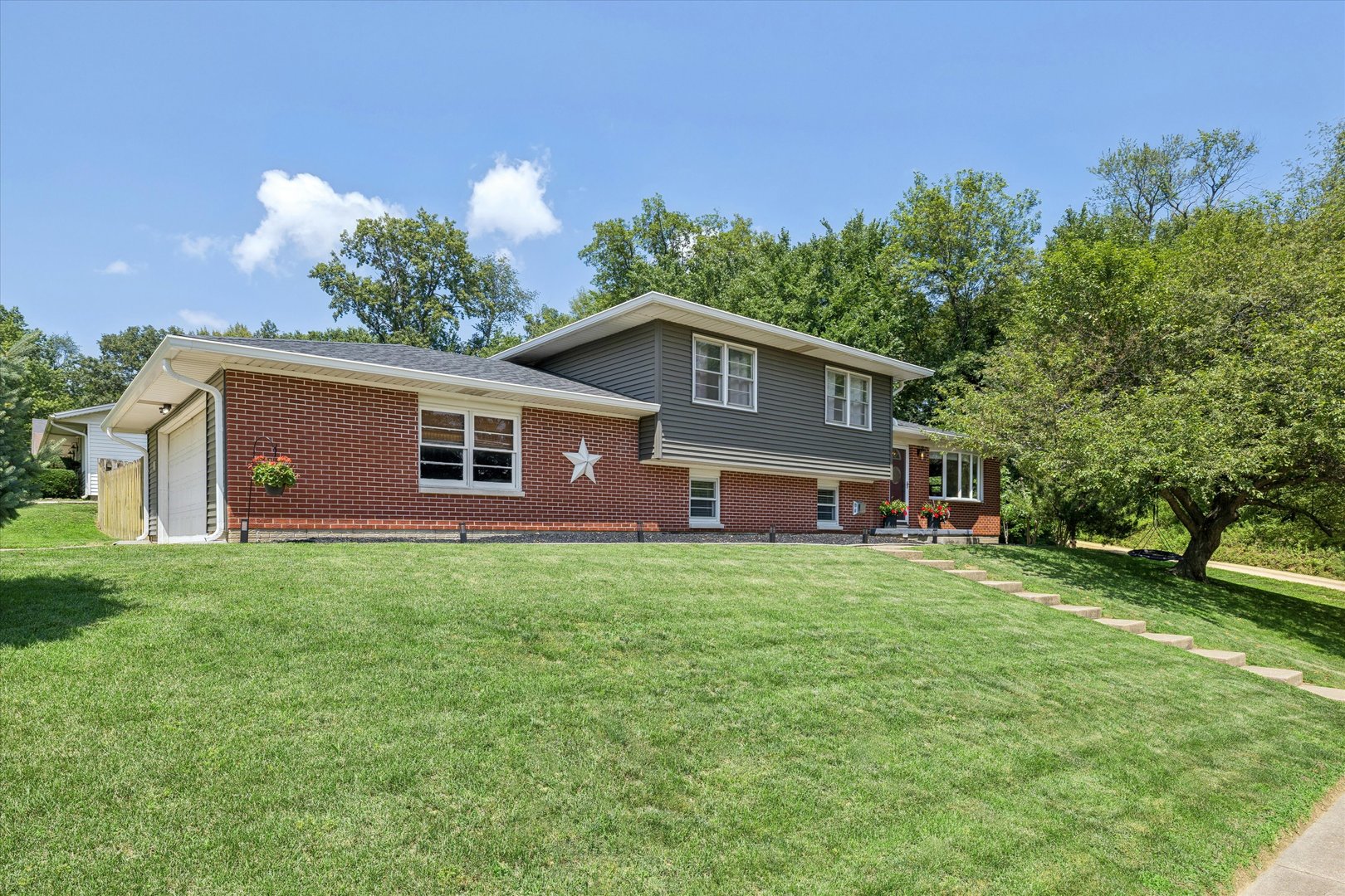702 15th Avenue Northwest Clinton, IA 52732 - Photo 2 of 48